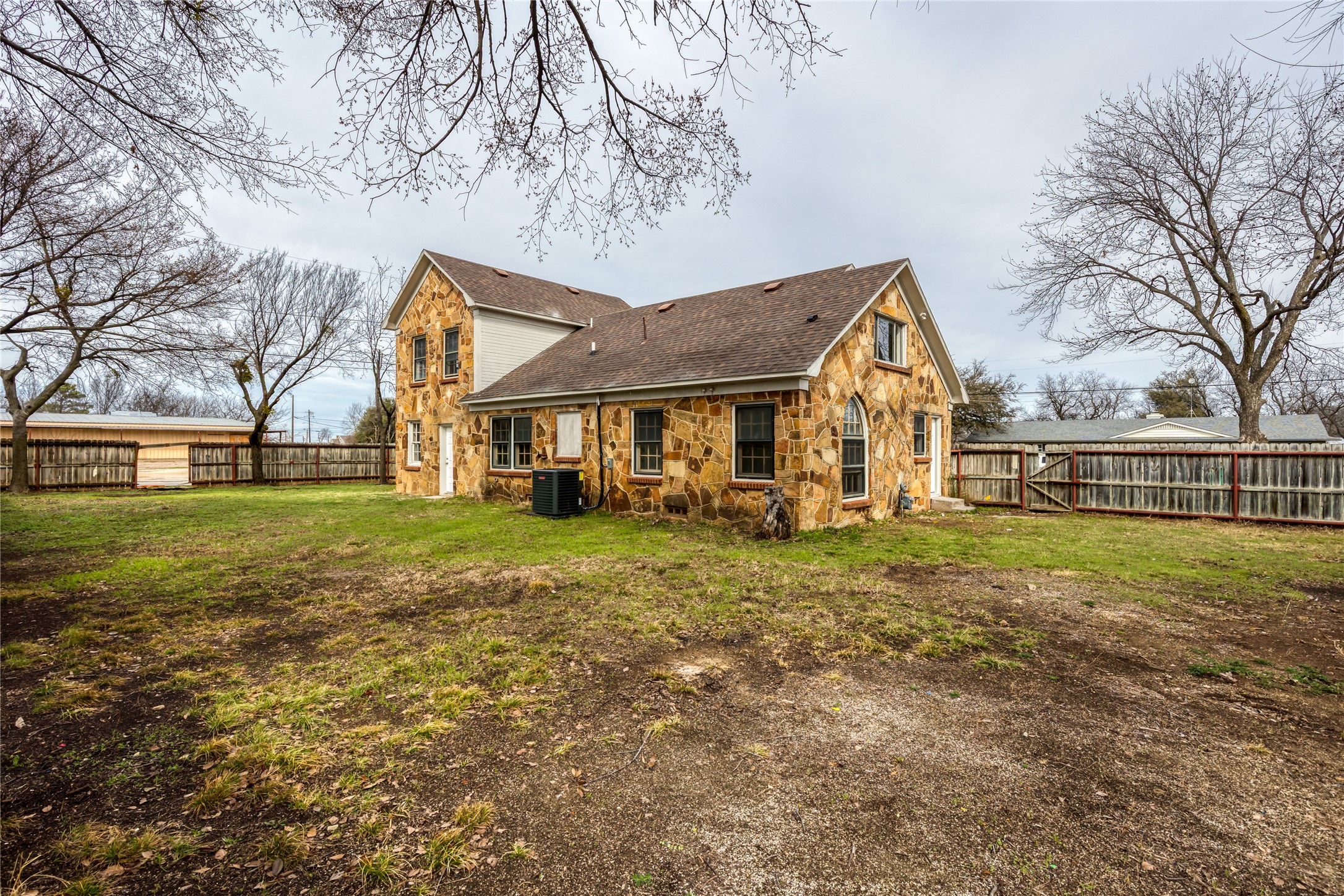 833 W Live Oak Street Jacksboro TX 76458