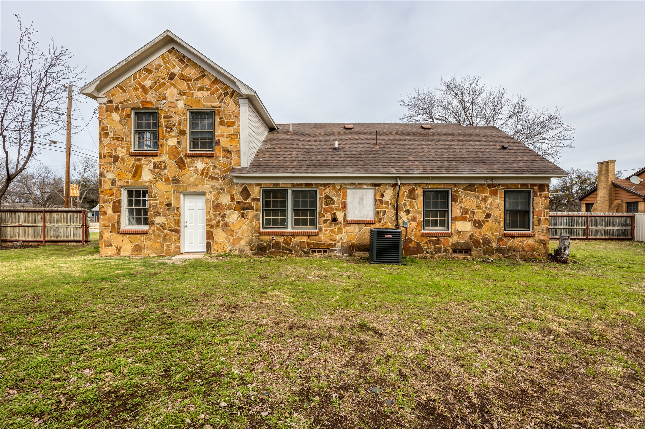 833 W Live Oak Street Jacksboro TX 76458