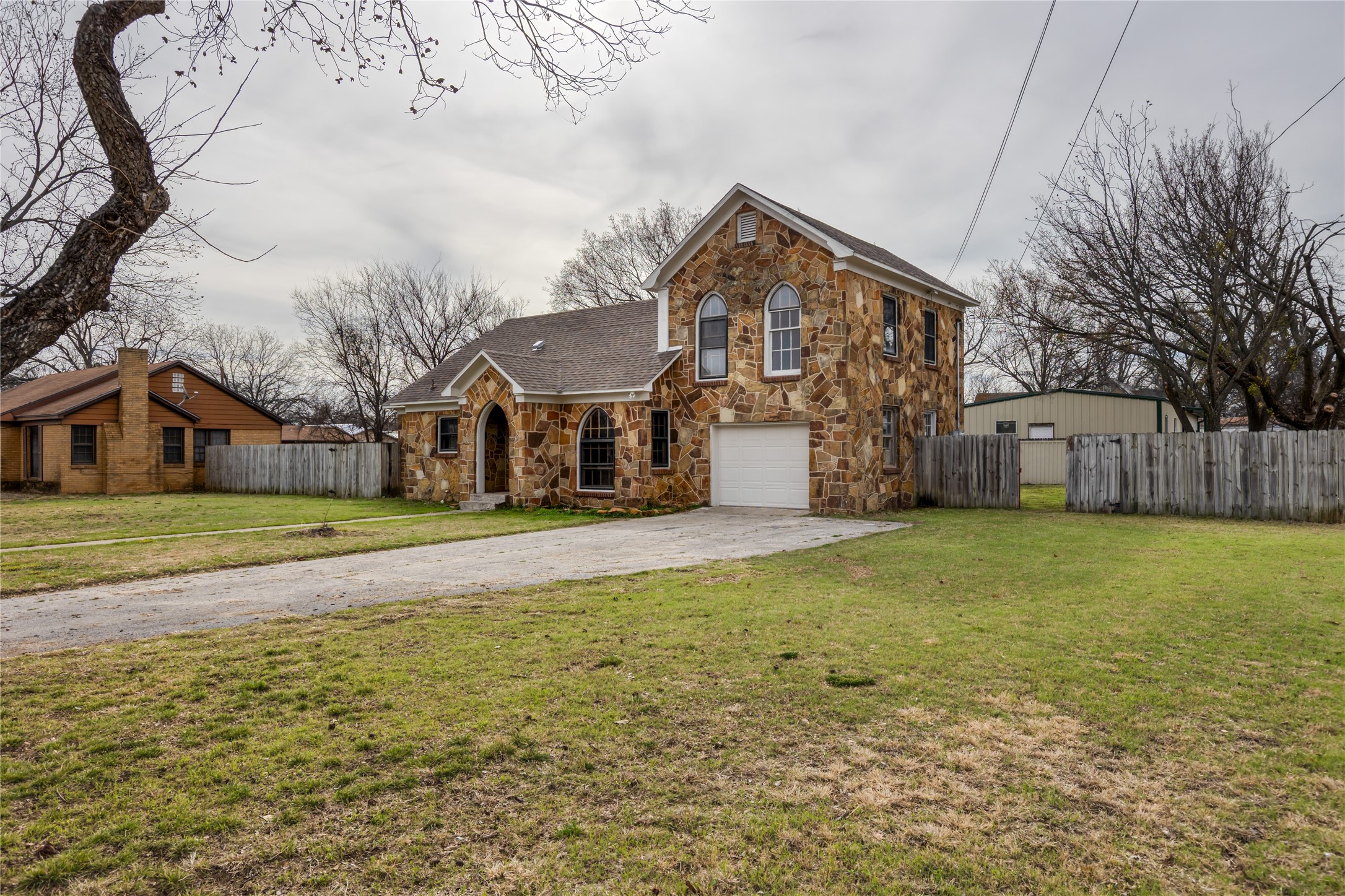 833 W Live Oak Street Jacksboro TX 76458