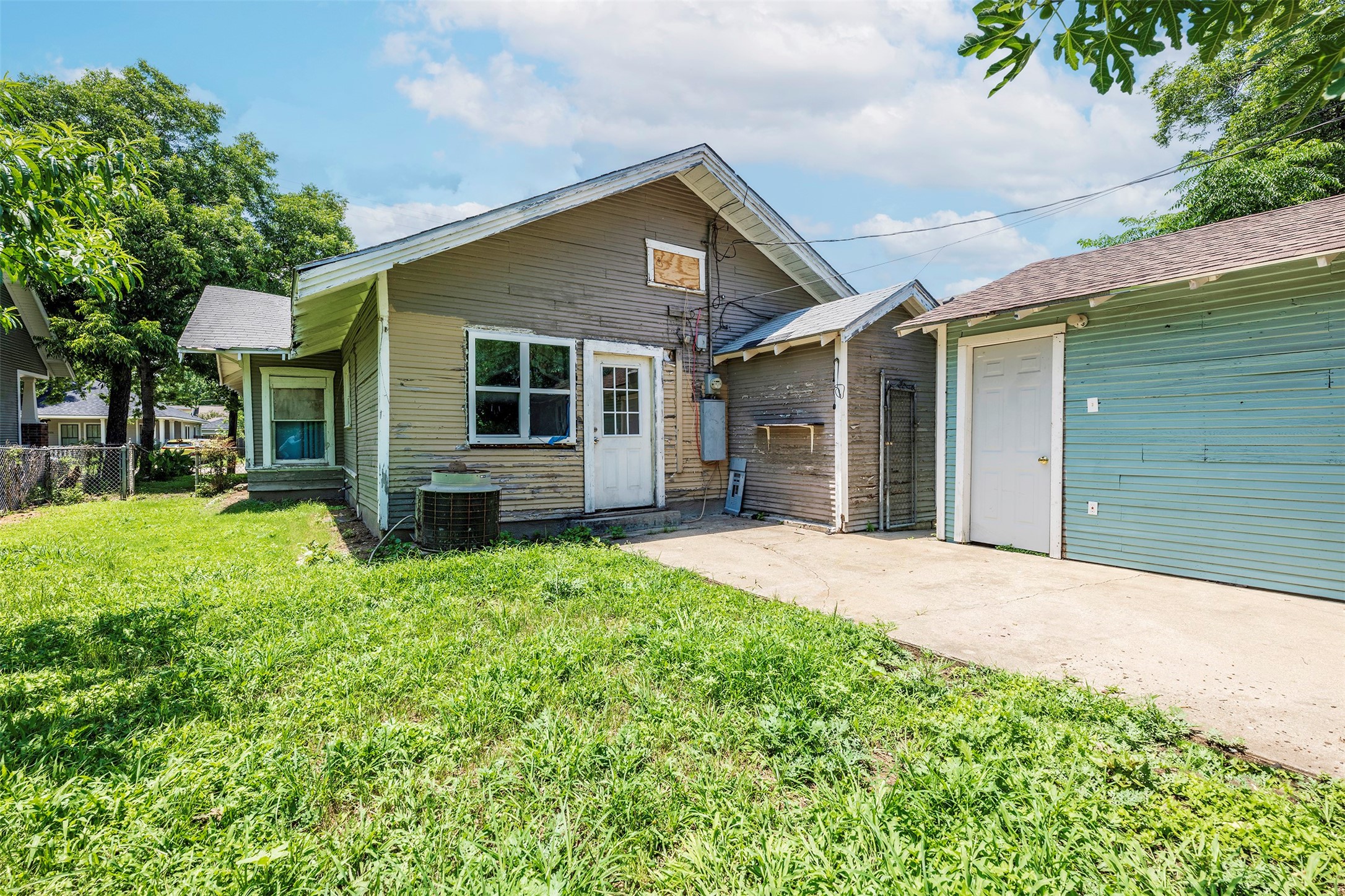 1323 S Lake Street Fort Worth TX 76104