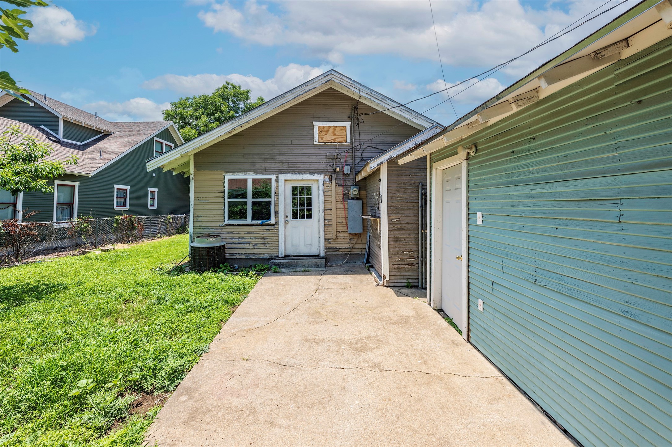 1323 S Lake Street Fort Worth TX 76104