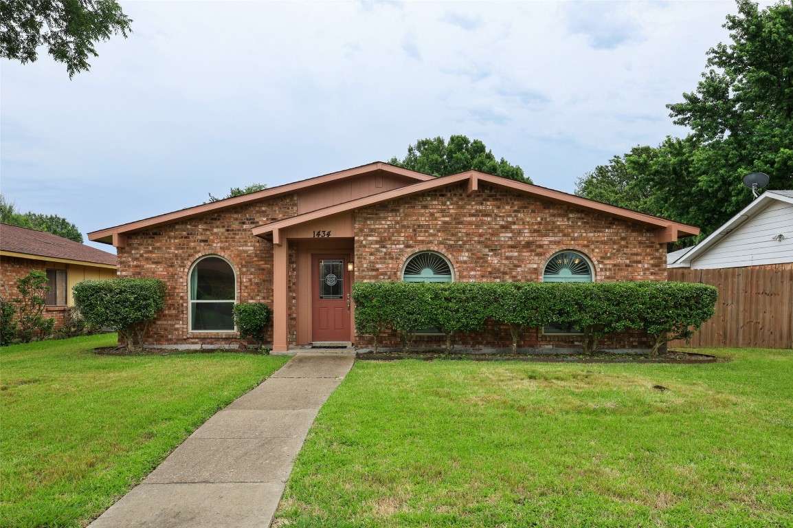 1434 Meandering Way Garland TX 75040