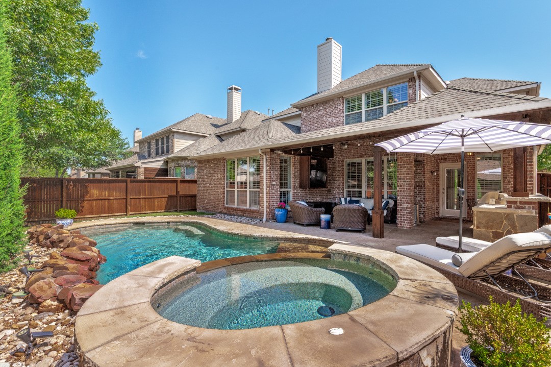 1300 Burnett Drive Lantana TX 76226