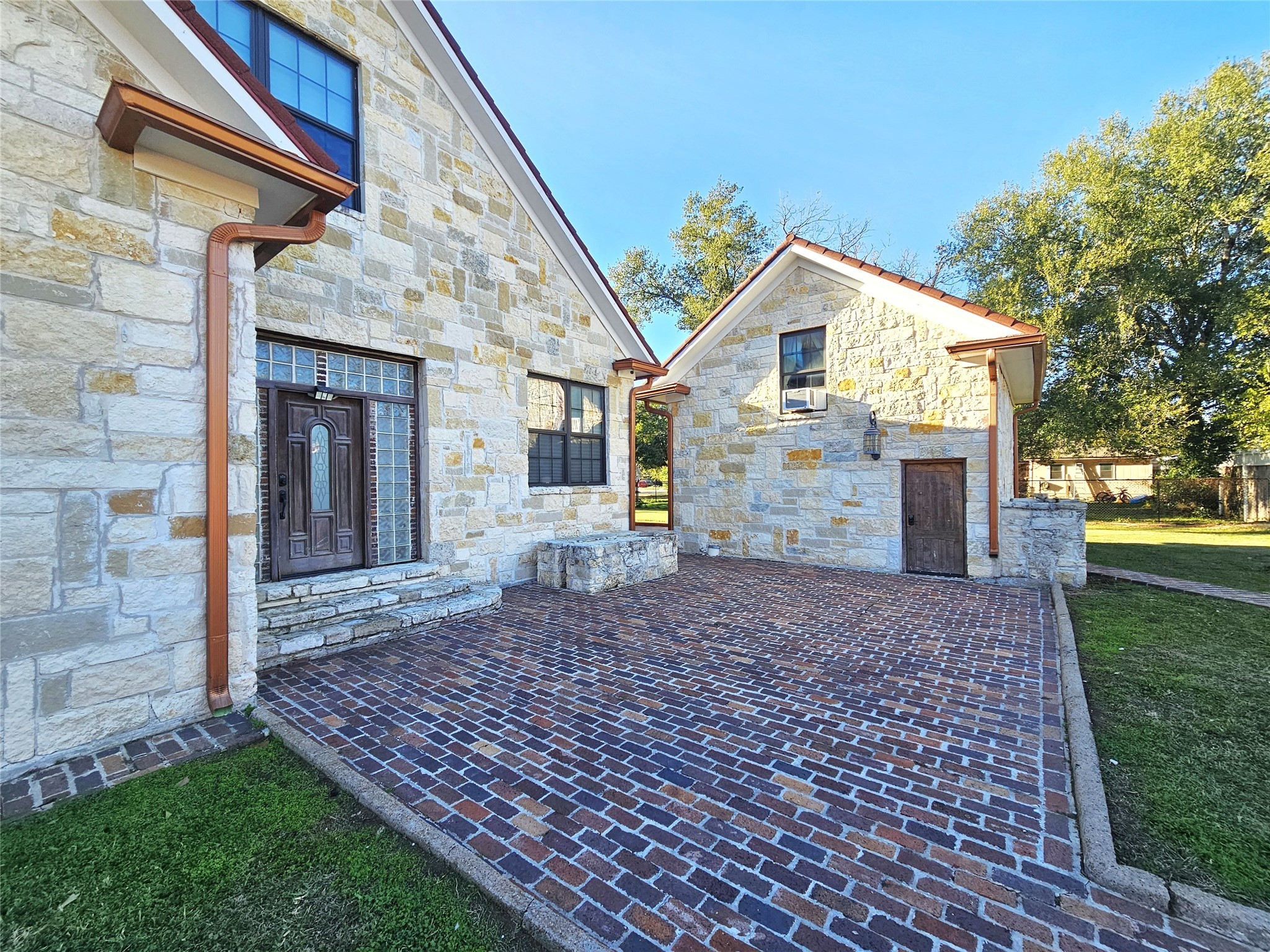 511 E Farrar Street Groesbeck TX 76642