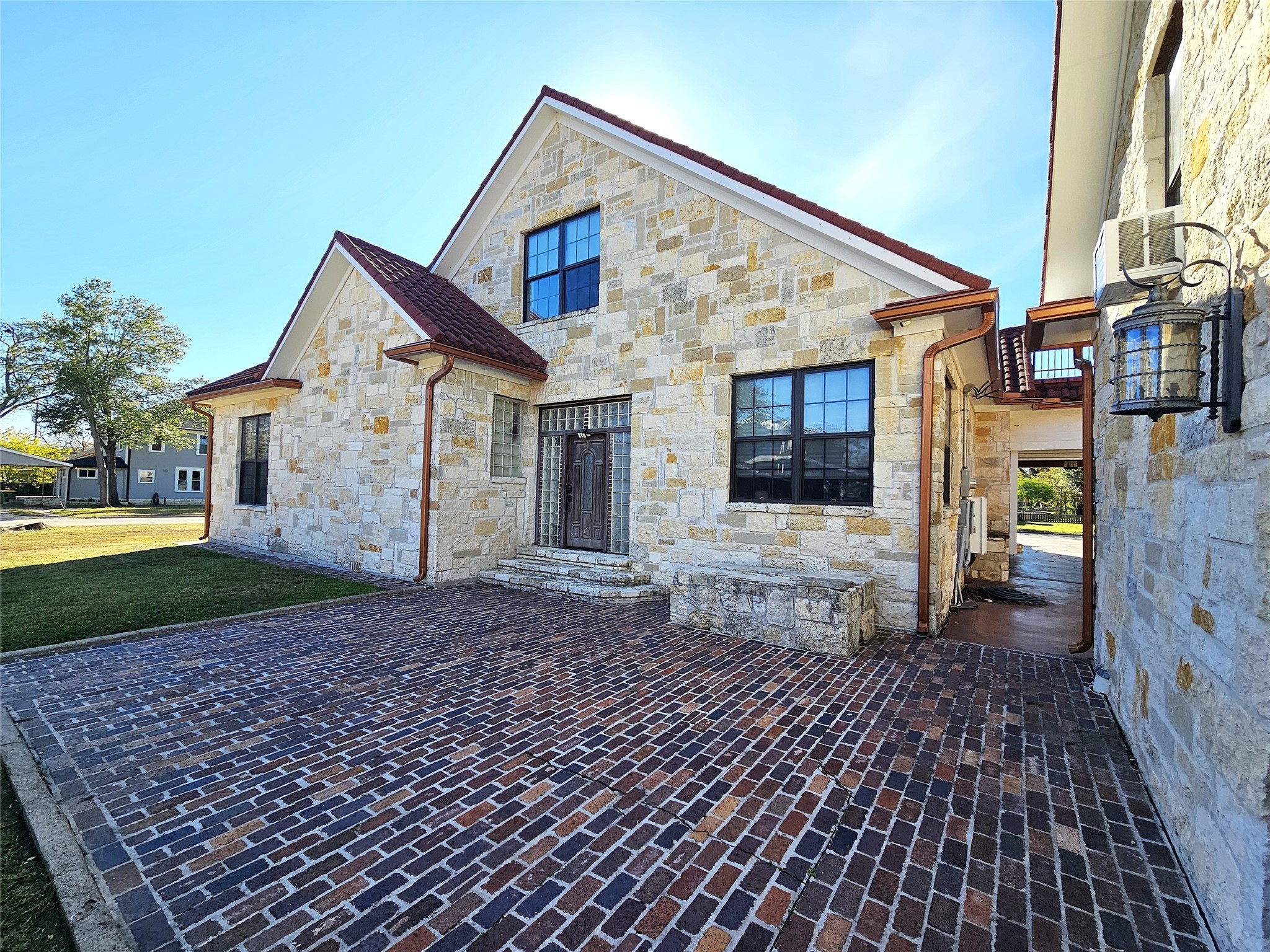 511 E Farrar Street Groesbeck TX 76642