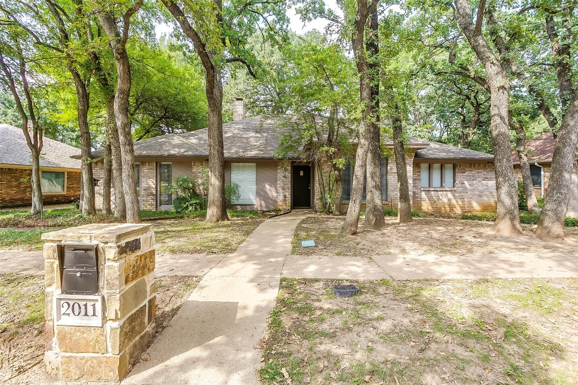 2011 Crooked Creek Lane Arlington TX 76006