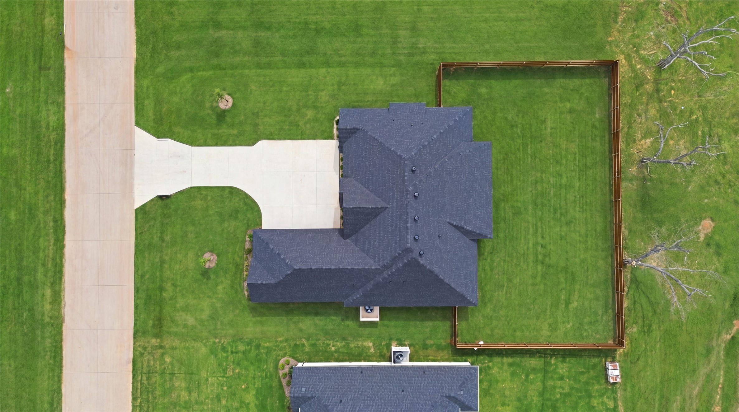 2172 Middlewood Circle Granbury TX 76049