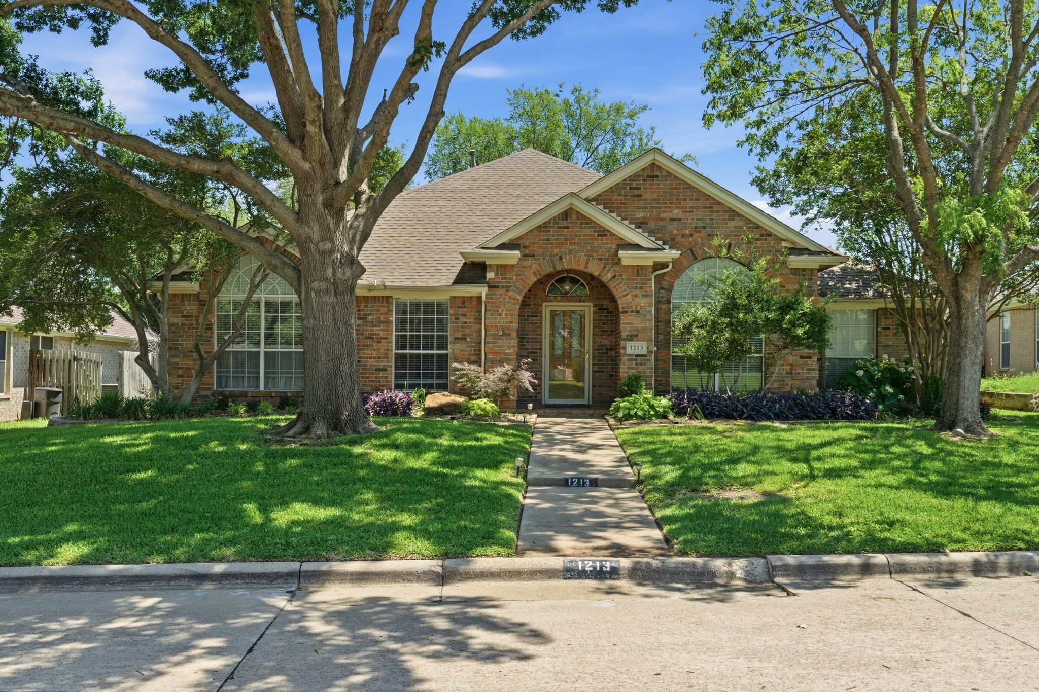 1213 Holly Hill Drive Grand Prairie TX 75052