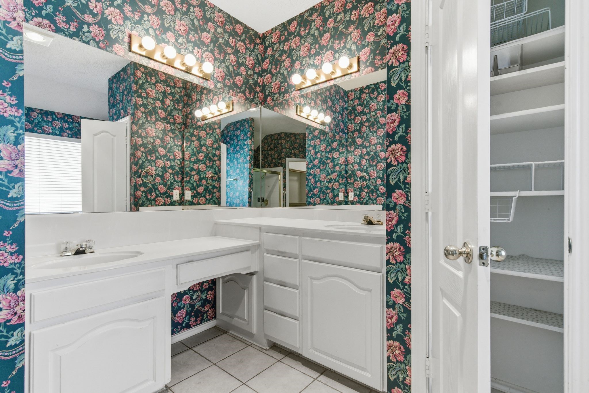 1213 Holly Hill Drive Grand Prairie TX 75052
