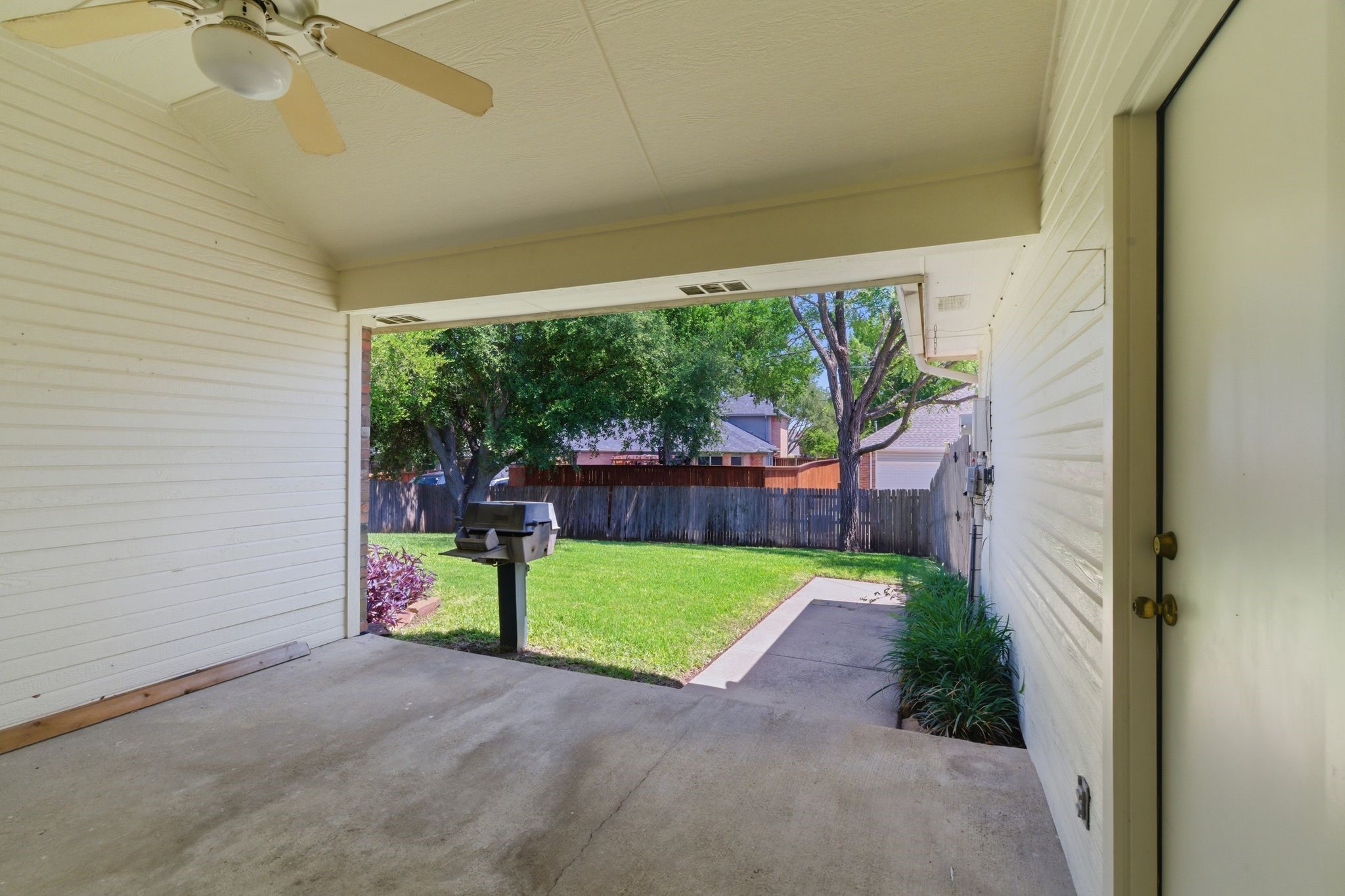 1213 Holly Hill Drive Grand Prairie TX 75052