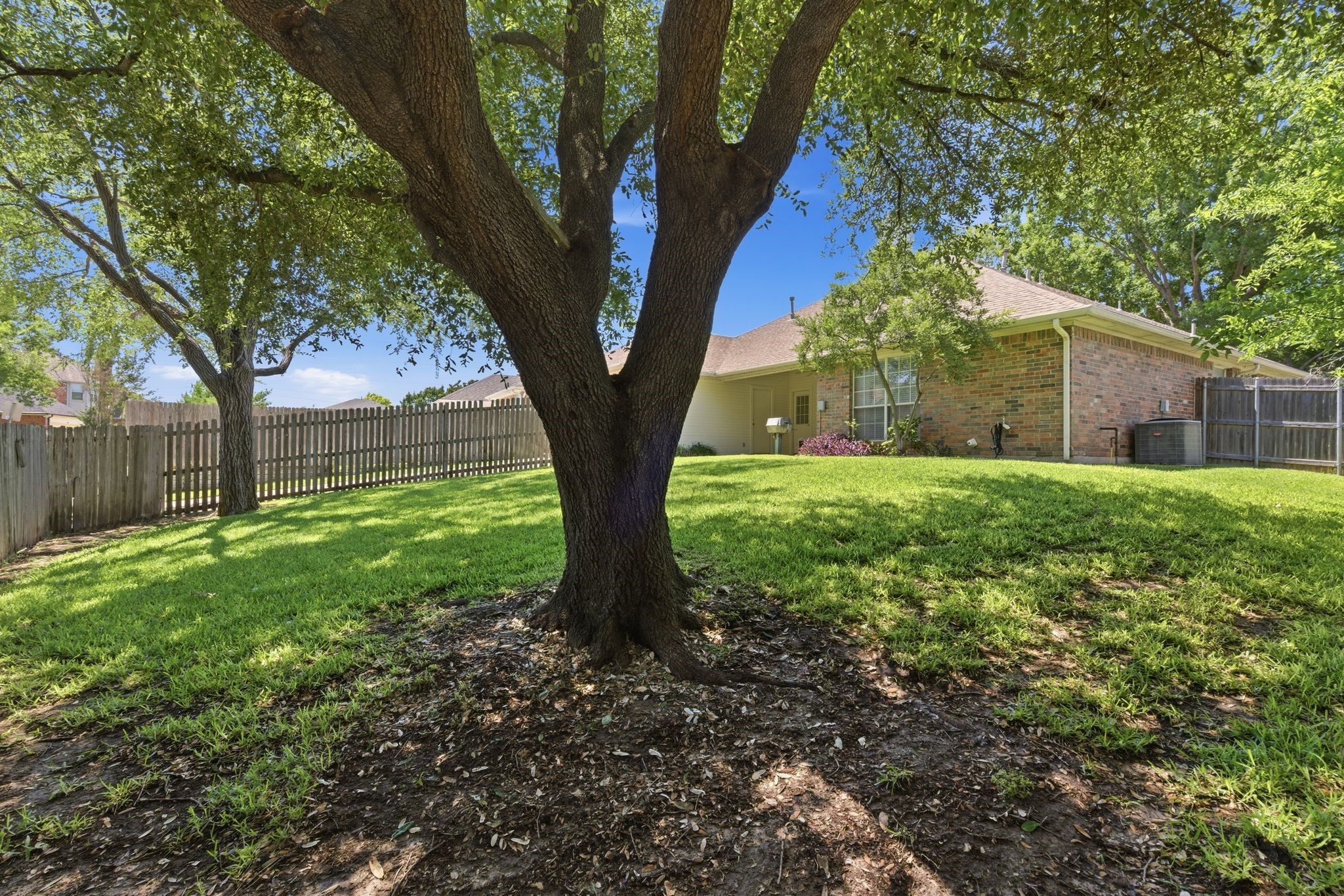 1213 Holly Hill Drive Grand Prairie TX 75052