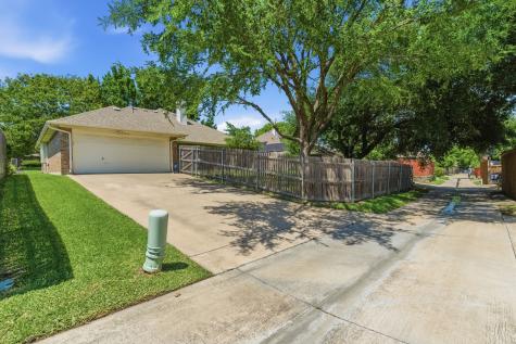 1213 Holly Hill Drive Grand Prairie TX 75052