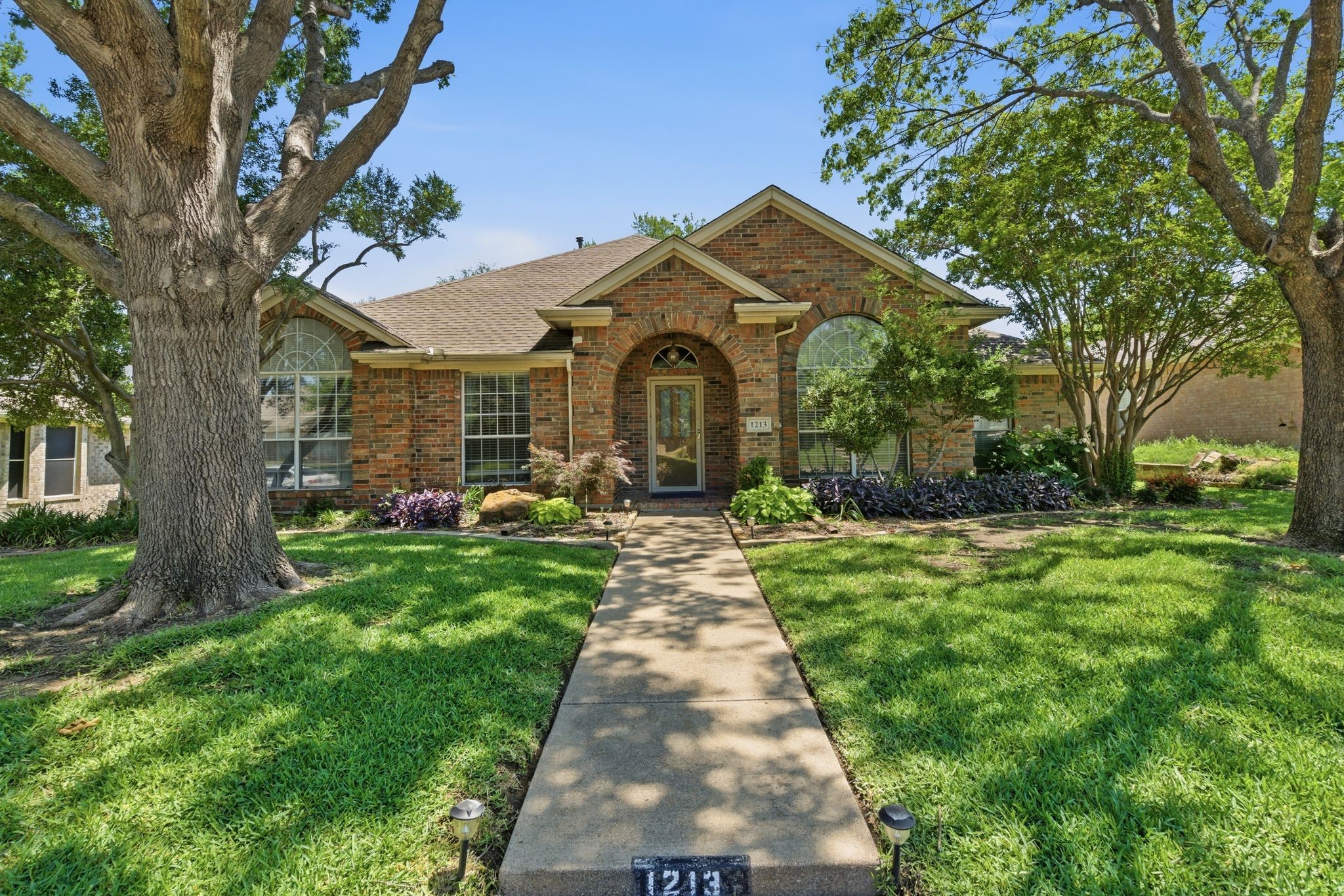 1213 Holly Hill Drive Grand Prairie TX 75052
