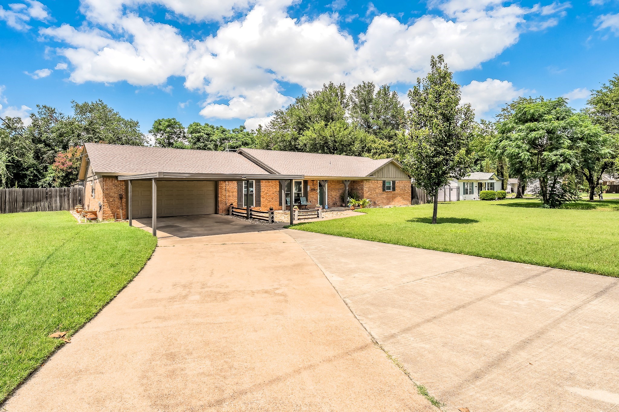 5004 Blackstone Drive River Oaks TX 76114