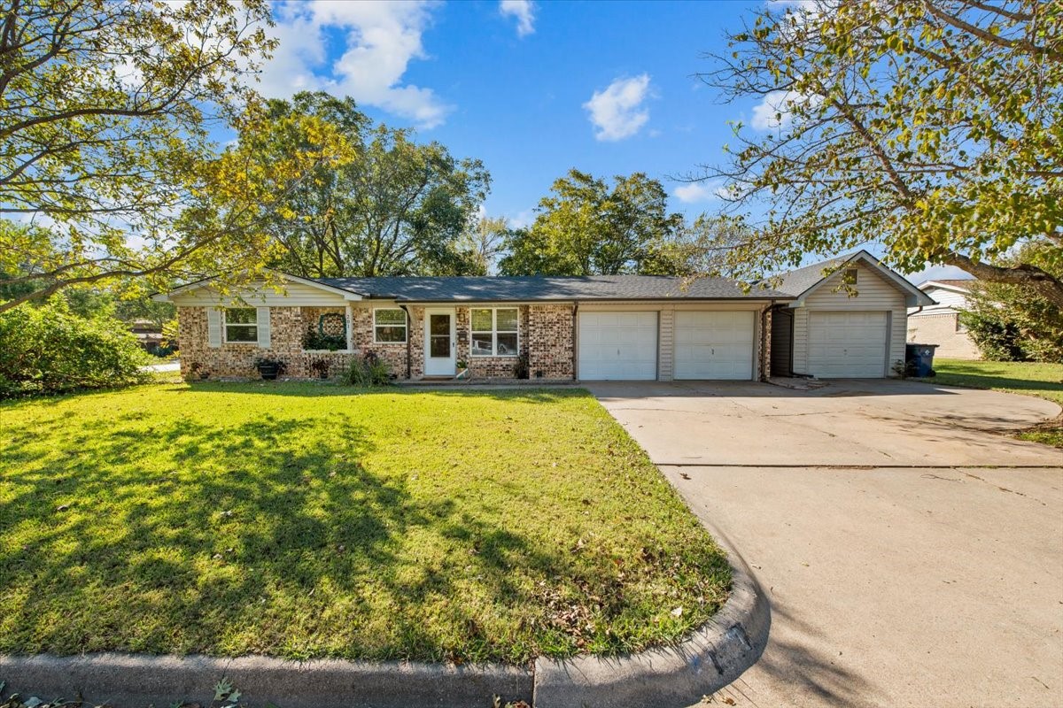 201 NW Jayellen Avenue Burleson TX 76028
