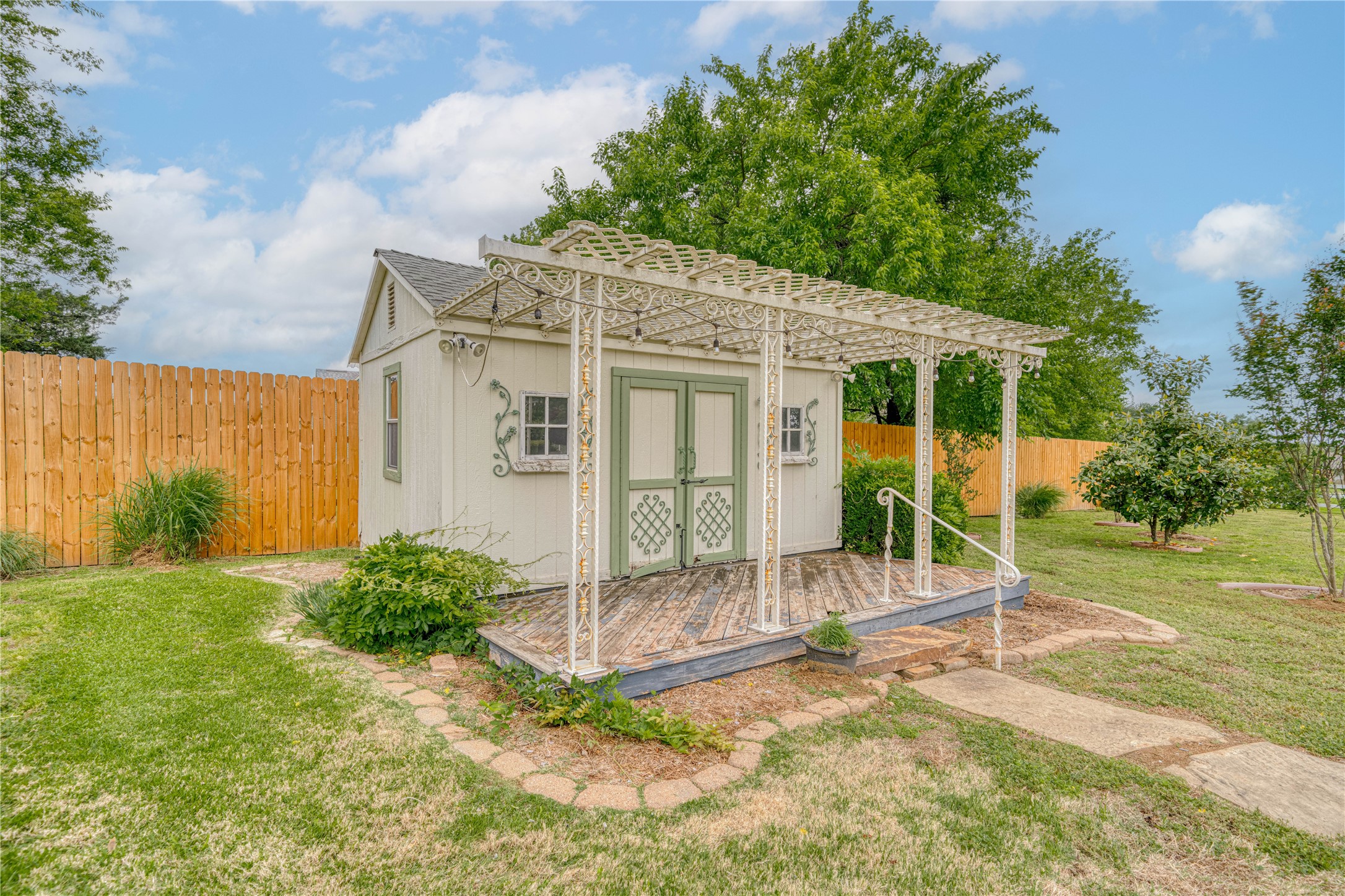 15 W Elmwood Corner Mount Vernon TX 75457