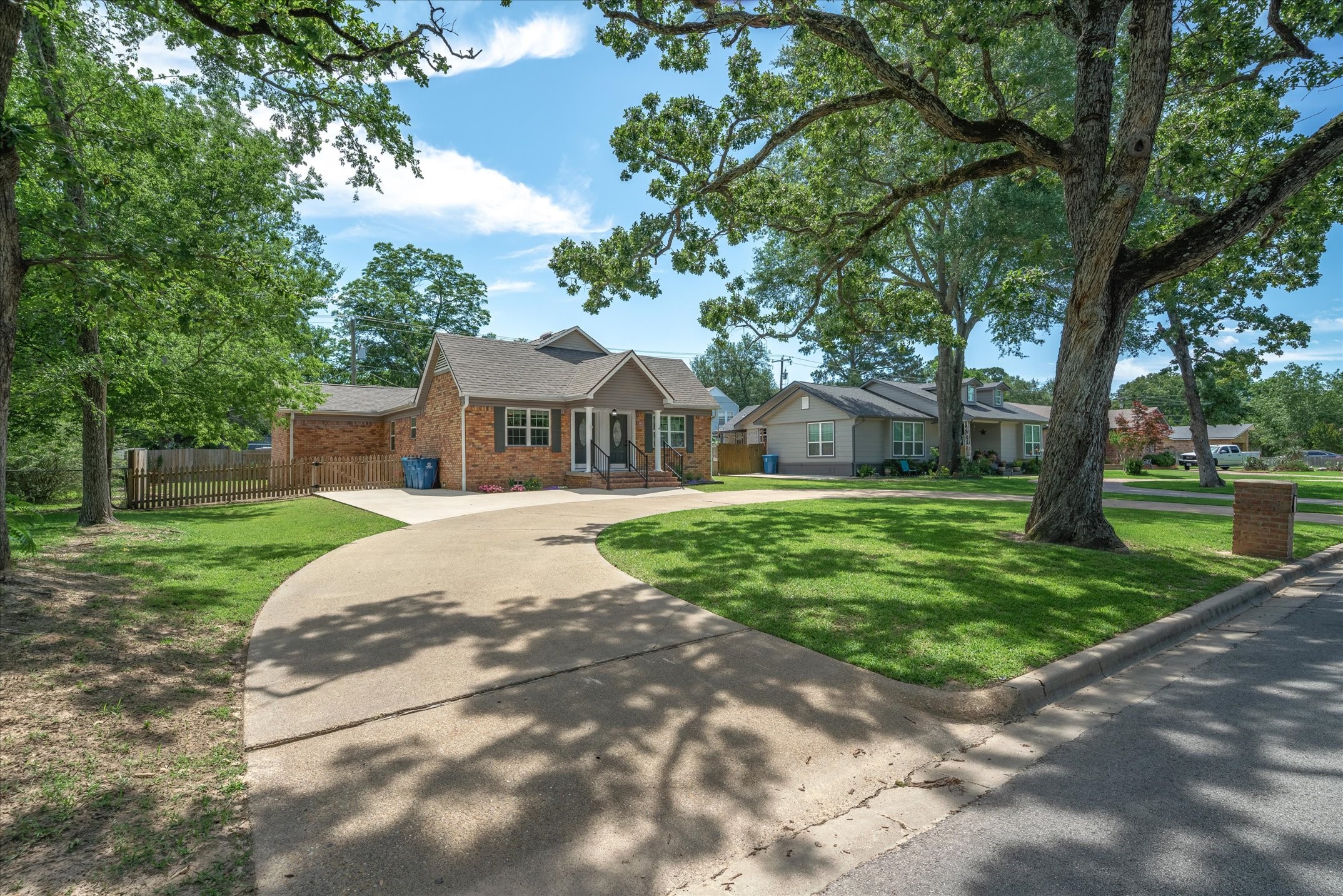 809 S Prairieville Street Athens TX 75751