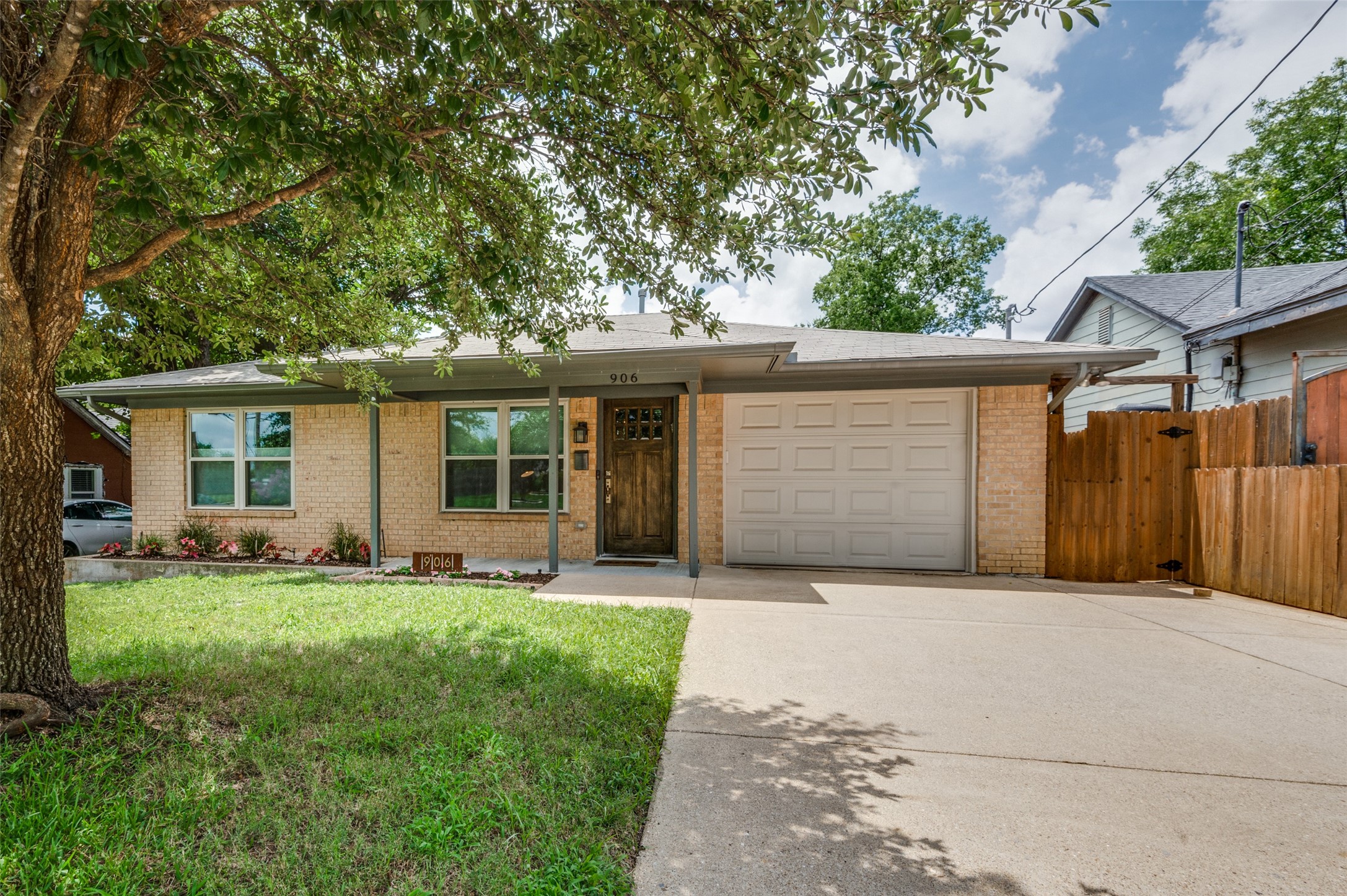 906 Elmdale Place Dallas TX 75224