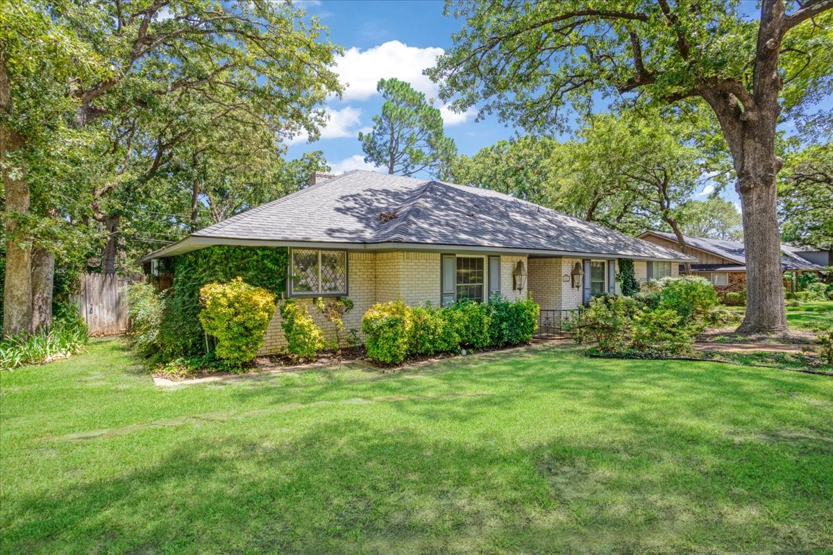 602 Queens Road Denison TX 75020