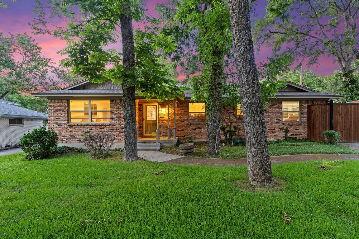 2390 Fenestra Drive Dallas TX 75228