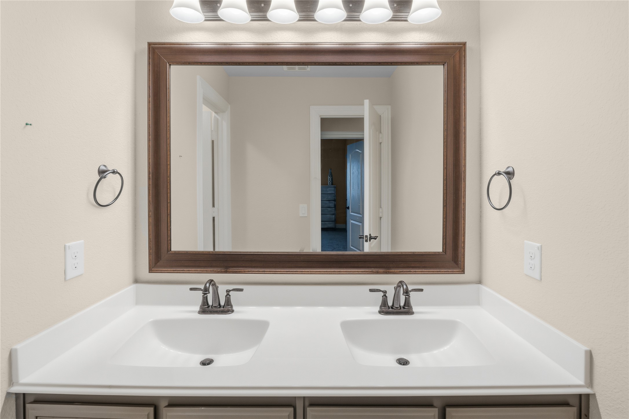 911 Royal Court Mansfield TX 76063