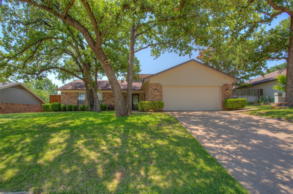 209 Heneretta Drive Hurst TX 76054