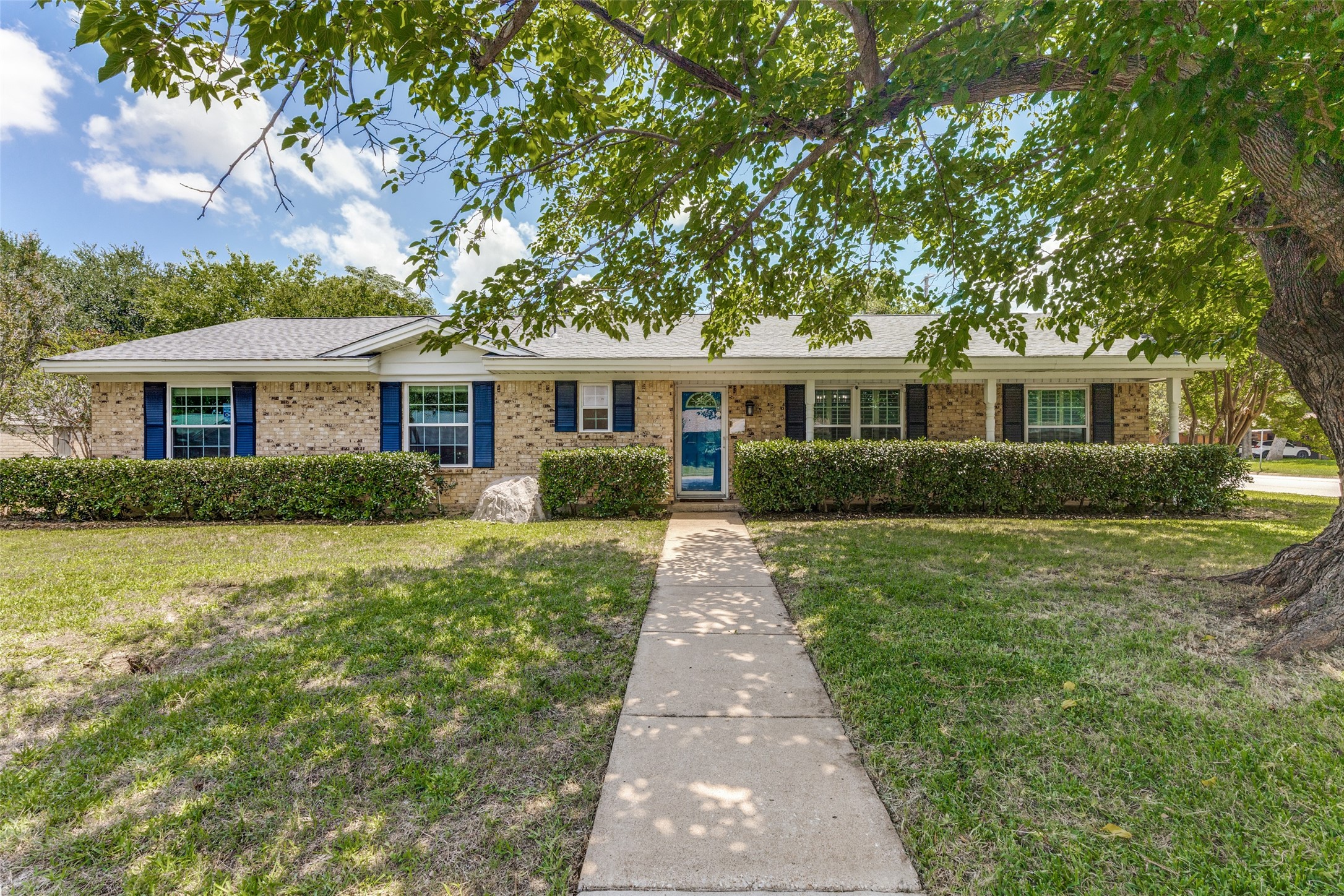 1121 W Redbud Drive Hurst TX 76053