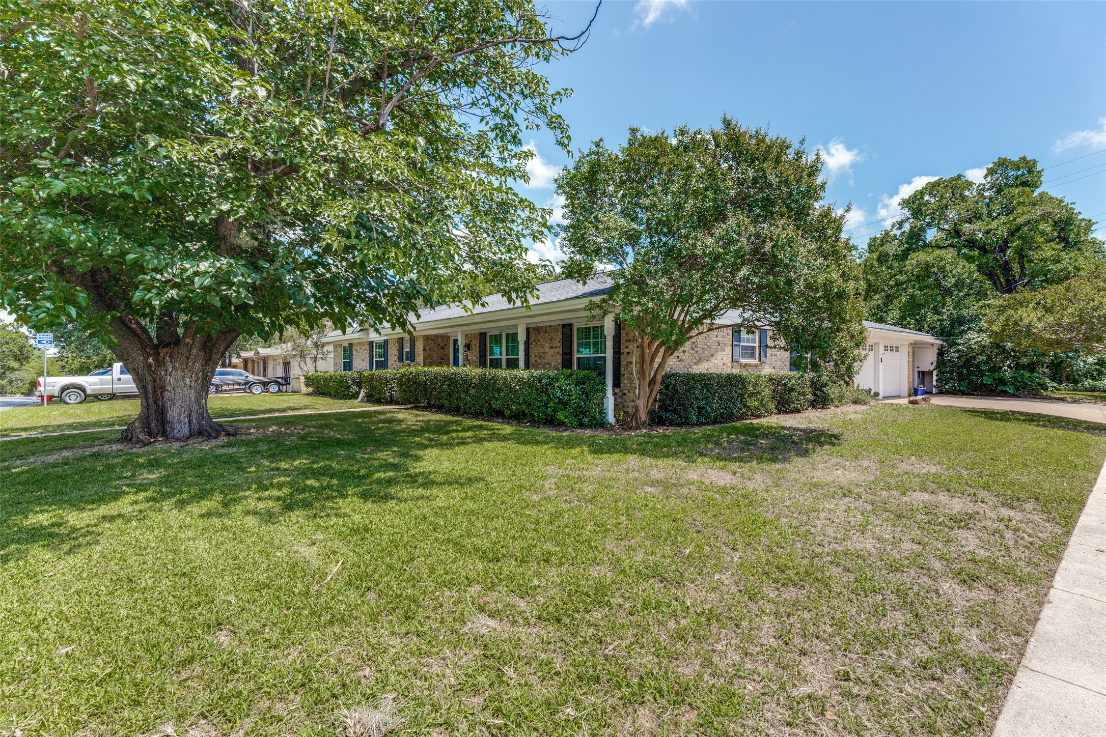1121 W Redbud Drive Hurst TX 76053