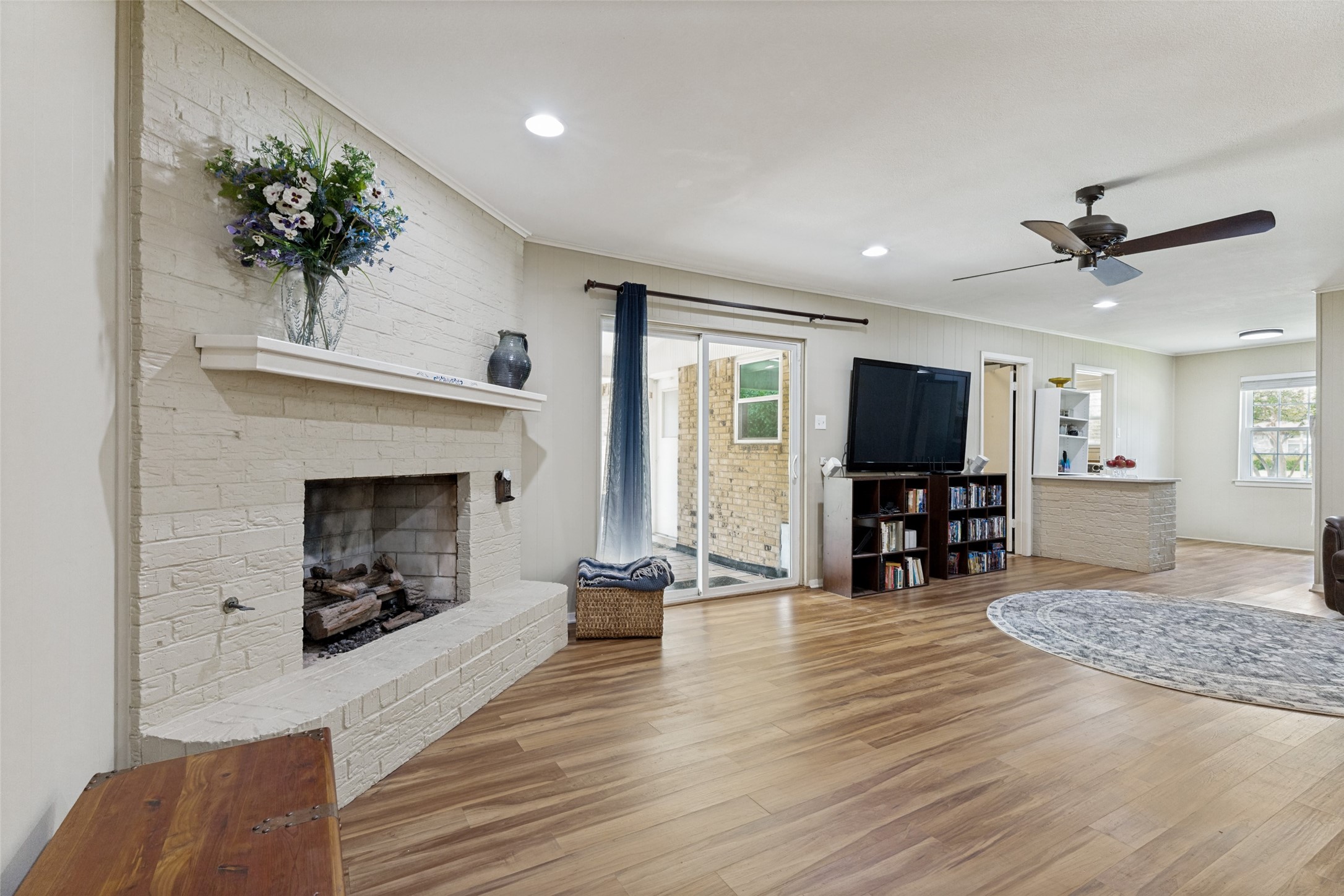 1121 W Redbud Drive Hurst TX 76053
