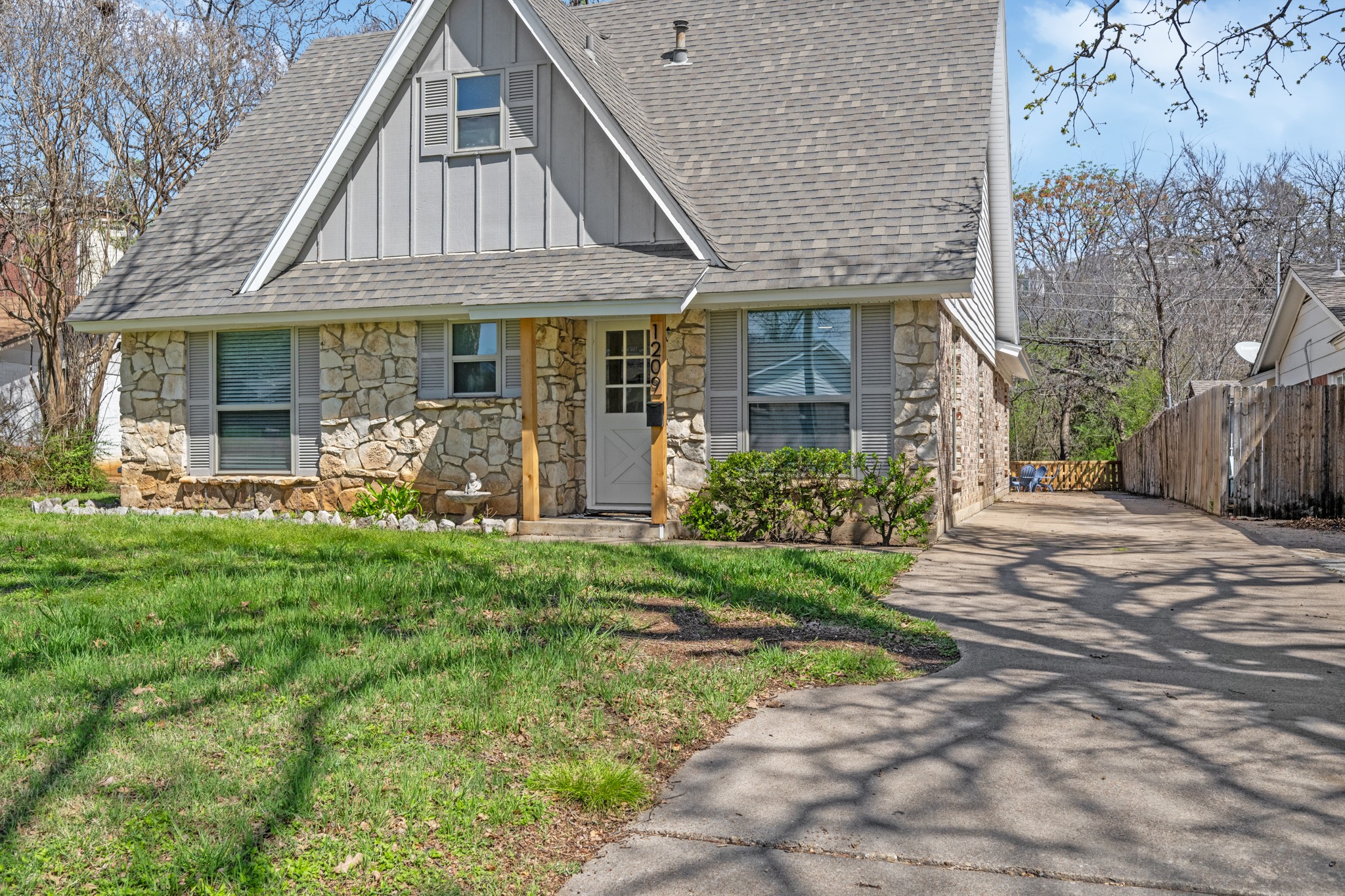 1209 Wildwood Drive Arlington TX 76011