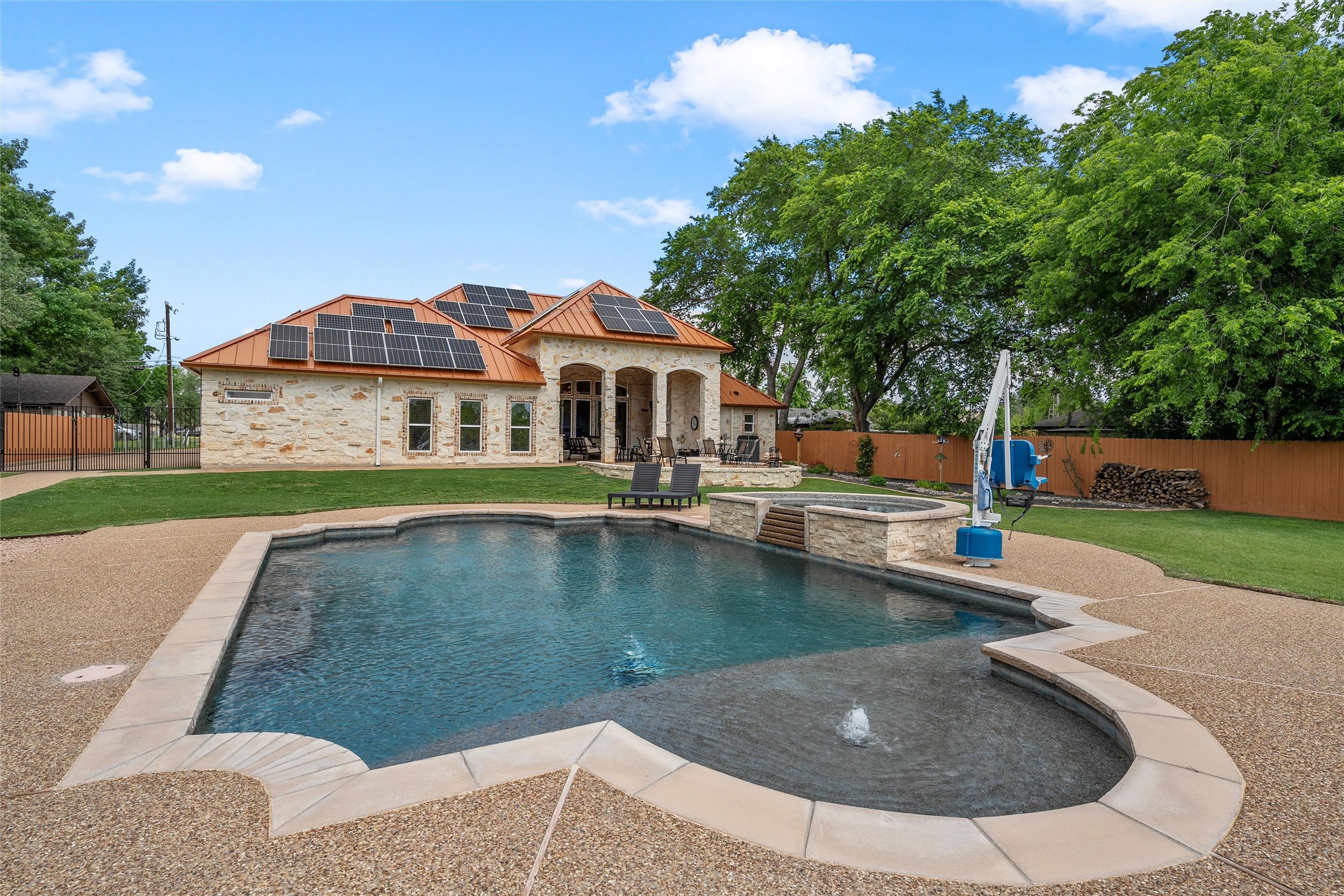241 W Chapman Road Hewitt TX 76643