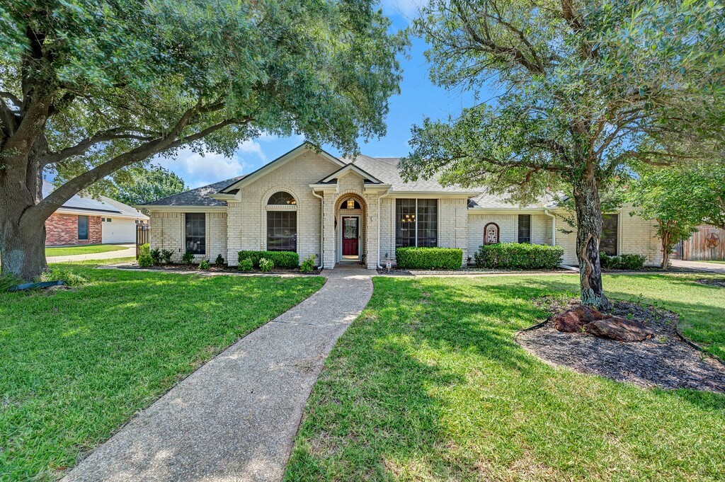 912 Oakmont Drive Hewitt TX 76643
