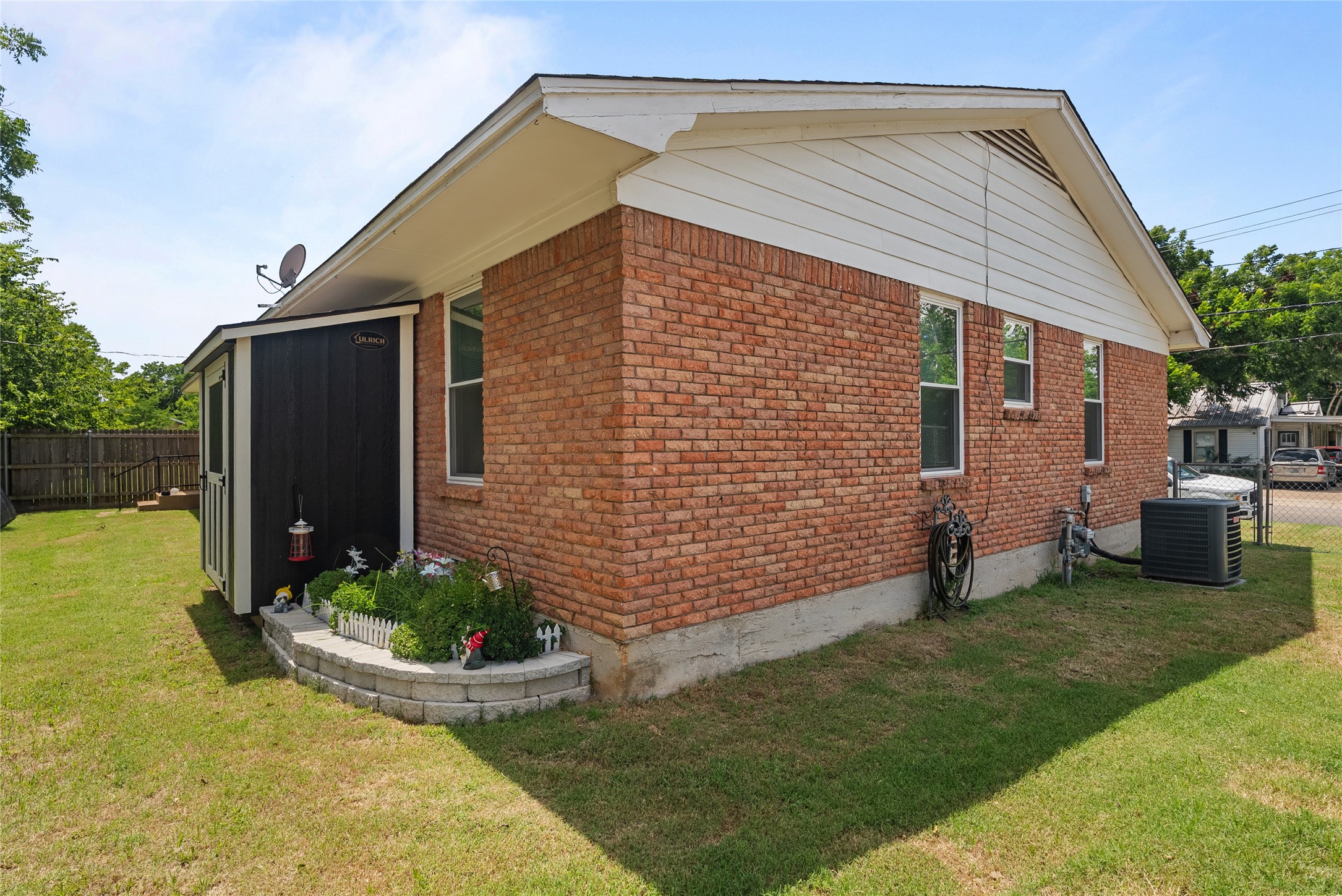 107 Woodard Avenue Cleburne TX 76033
