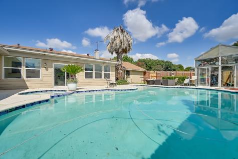 909 Oakmont Lane N Fort Worth TX 76112