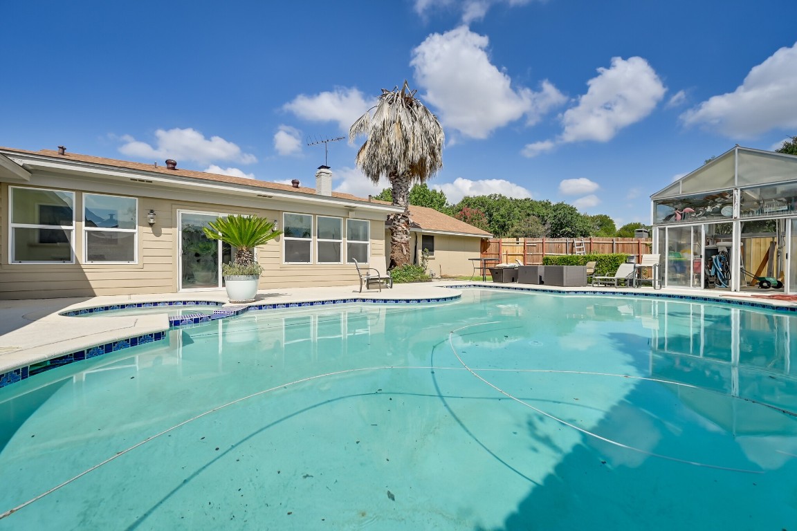 909 Oakmont Lane N Fort Worth TX 76112