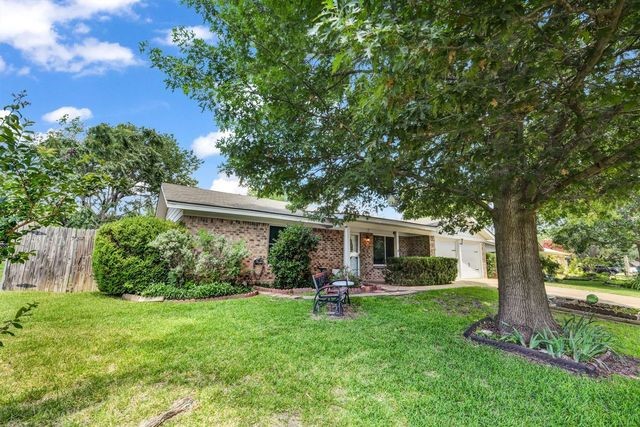 1206 Johnson Street Benbrook TX 76126