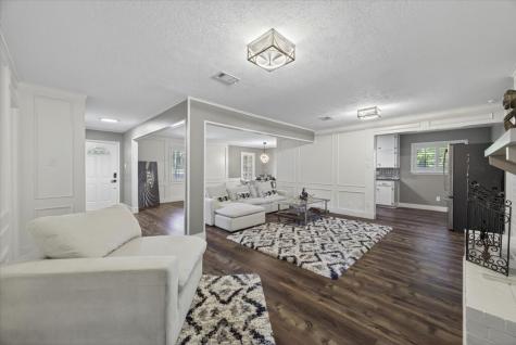 2715 Green Oaks Boulevard Arlington TX 76017