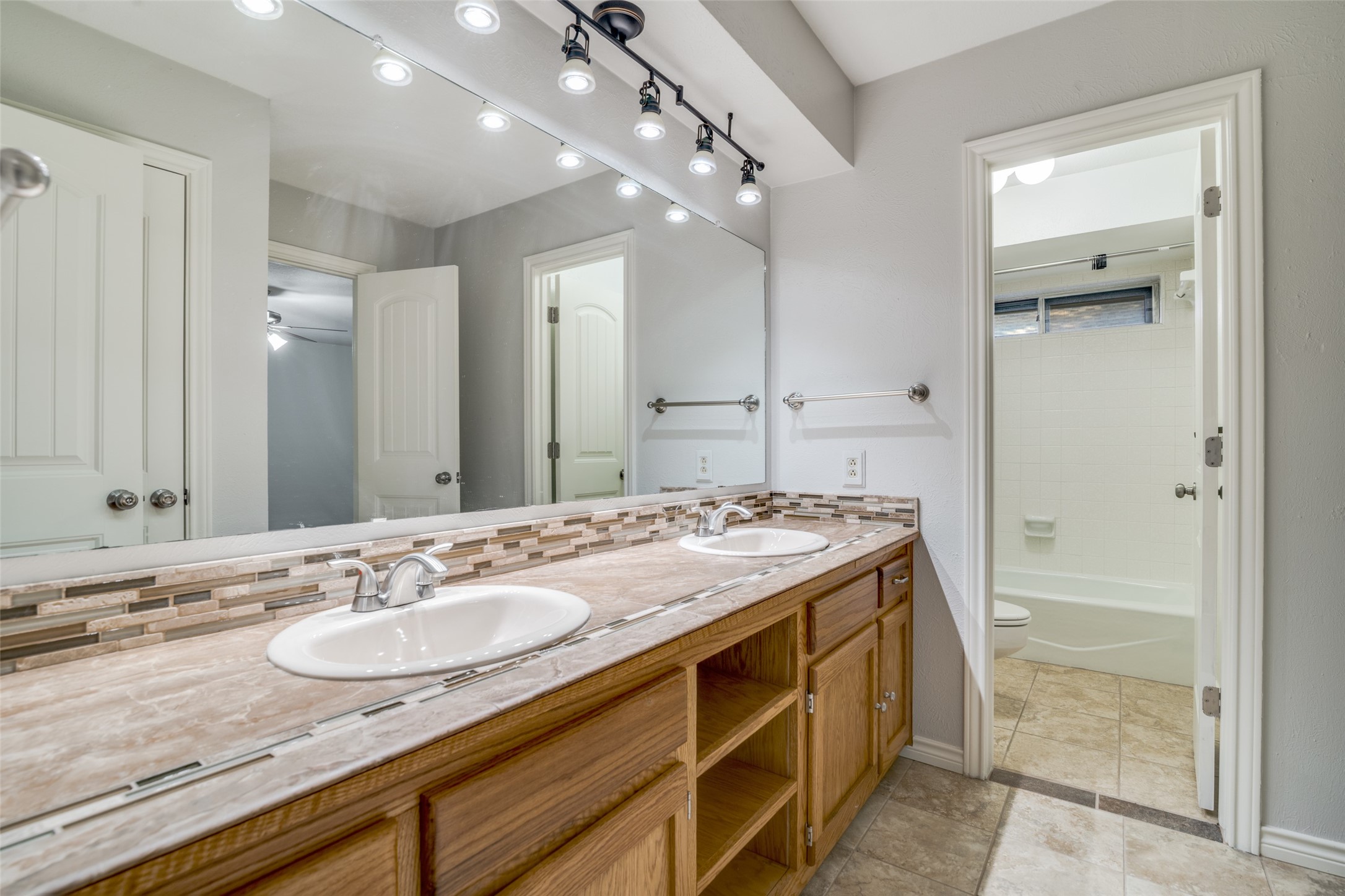 1405 Carriage Lane Garland TX 75043