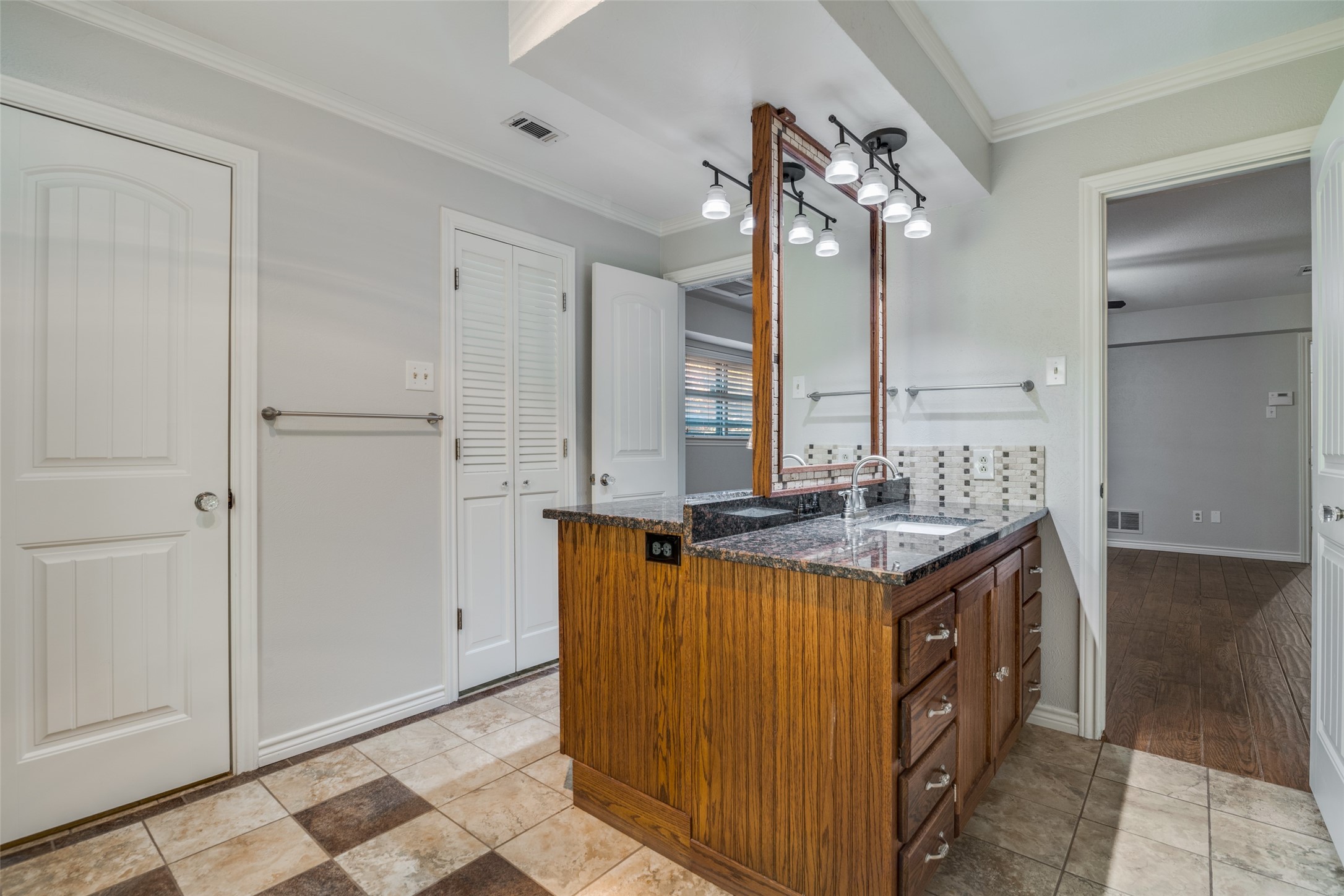 1405 Carriage Lane Garland TX 75043