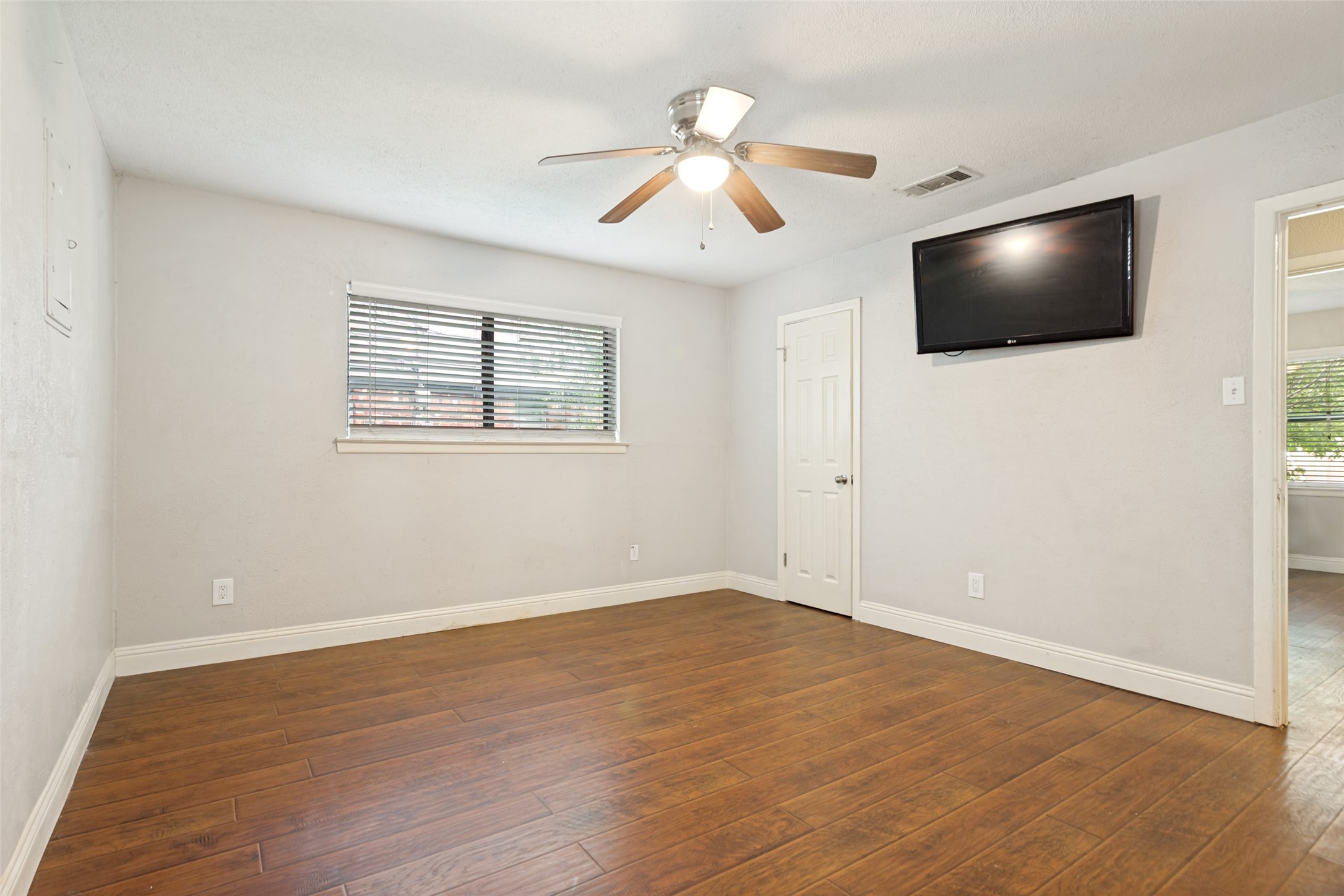 1904 Old Kirk Road Bedford TX 76022