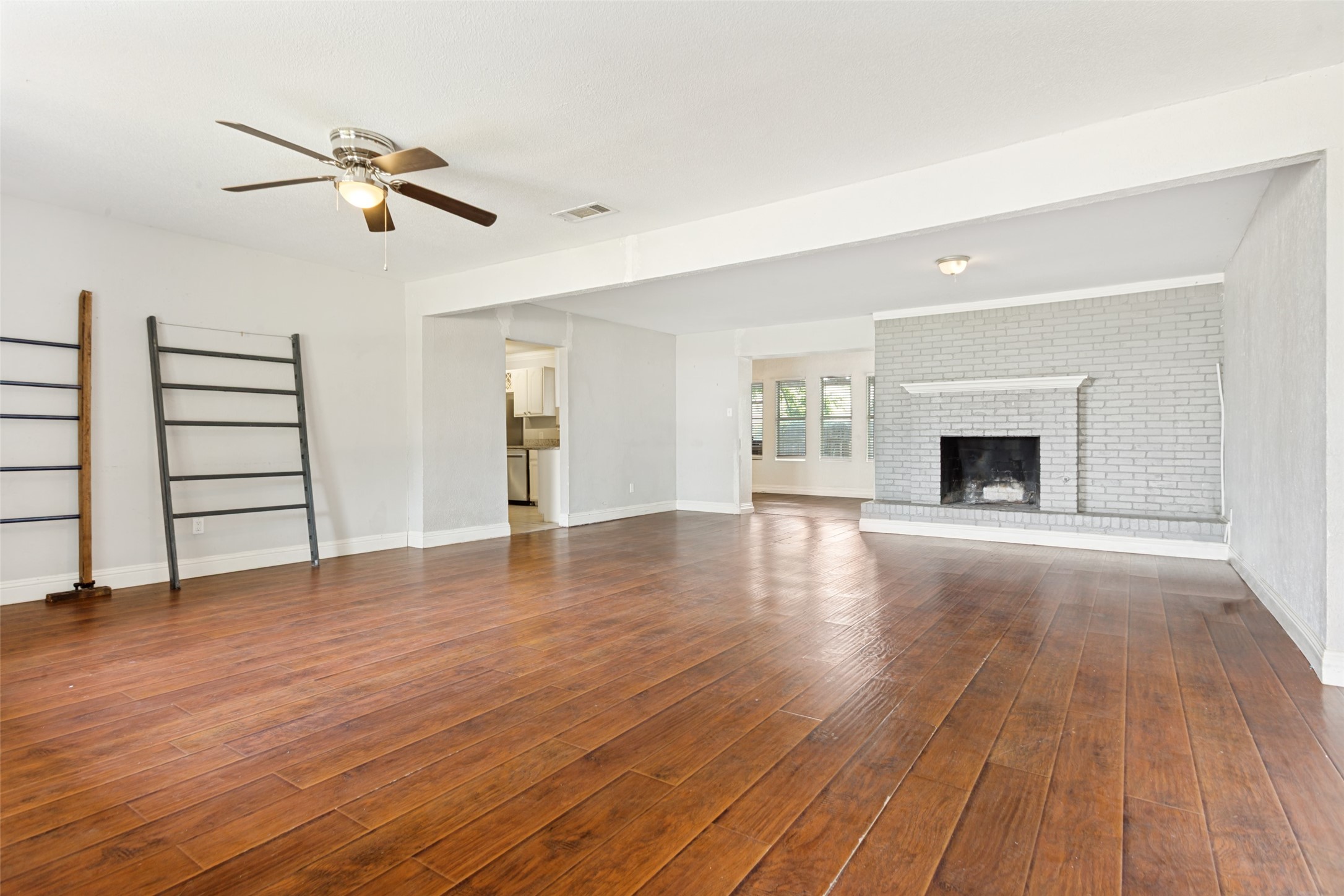 1904 Old Kirk Road Bedford TX 76022