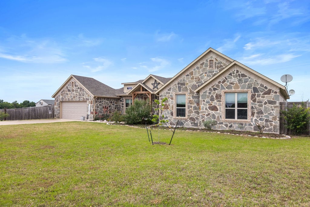 300 Delatorre Street Trenton TX 75490