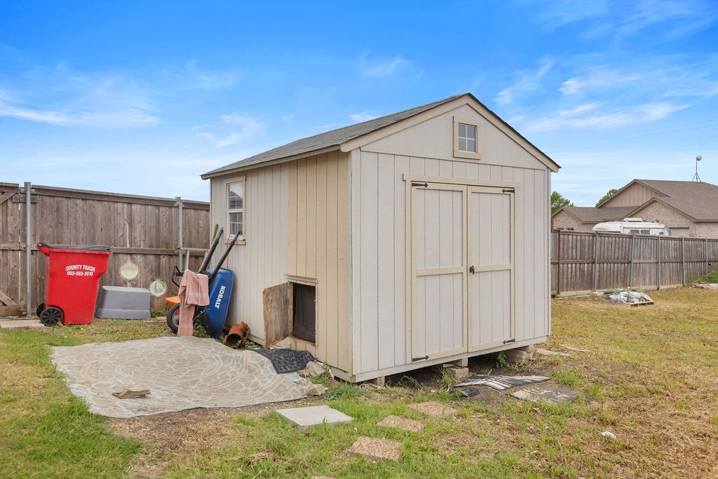 300 Delatorre Street Trenton TX 75490
