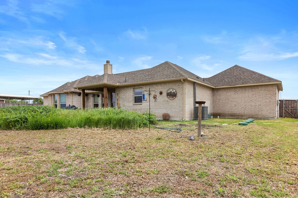 300 Delatorre Street Trenton TX 75490