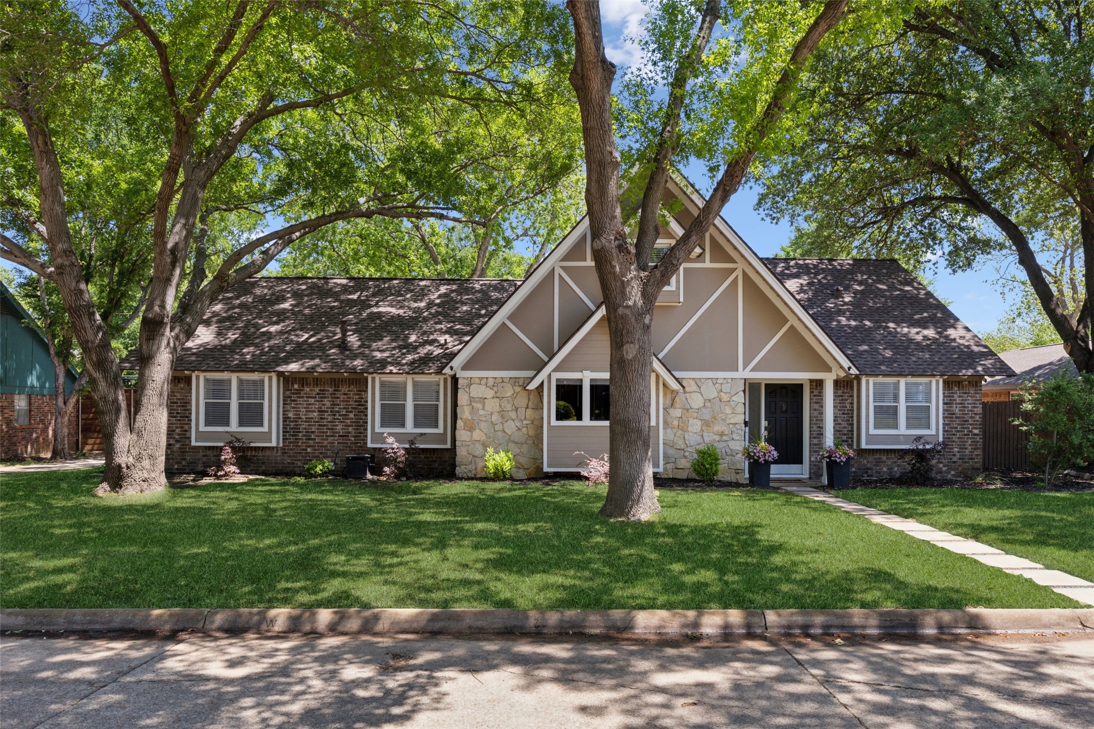 2222 Ravenwood Drive Grand Prairie TX 75050