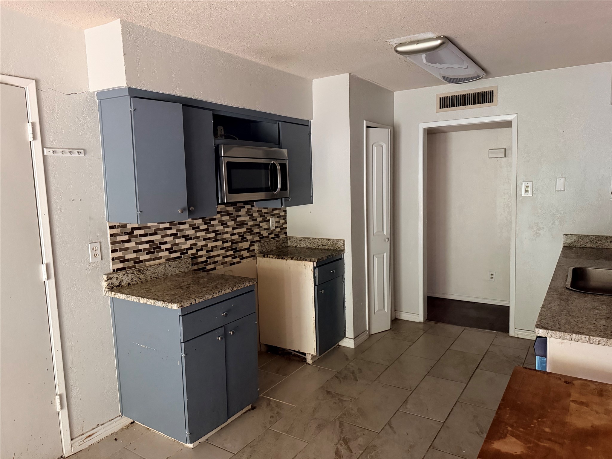 4060 Random Circle Garland TX 75043