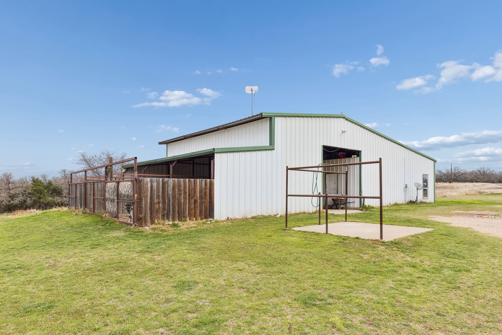 1087 County Road 2395 Alvord TX 76225