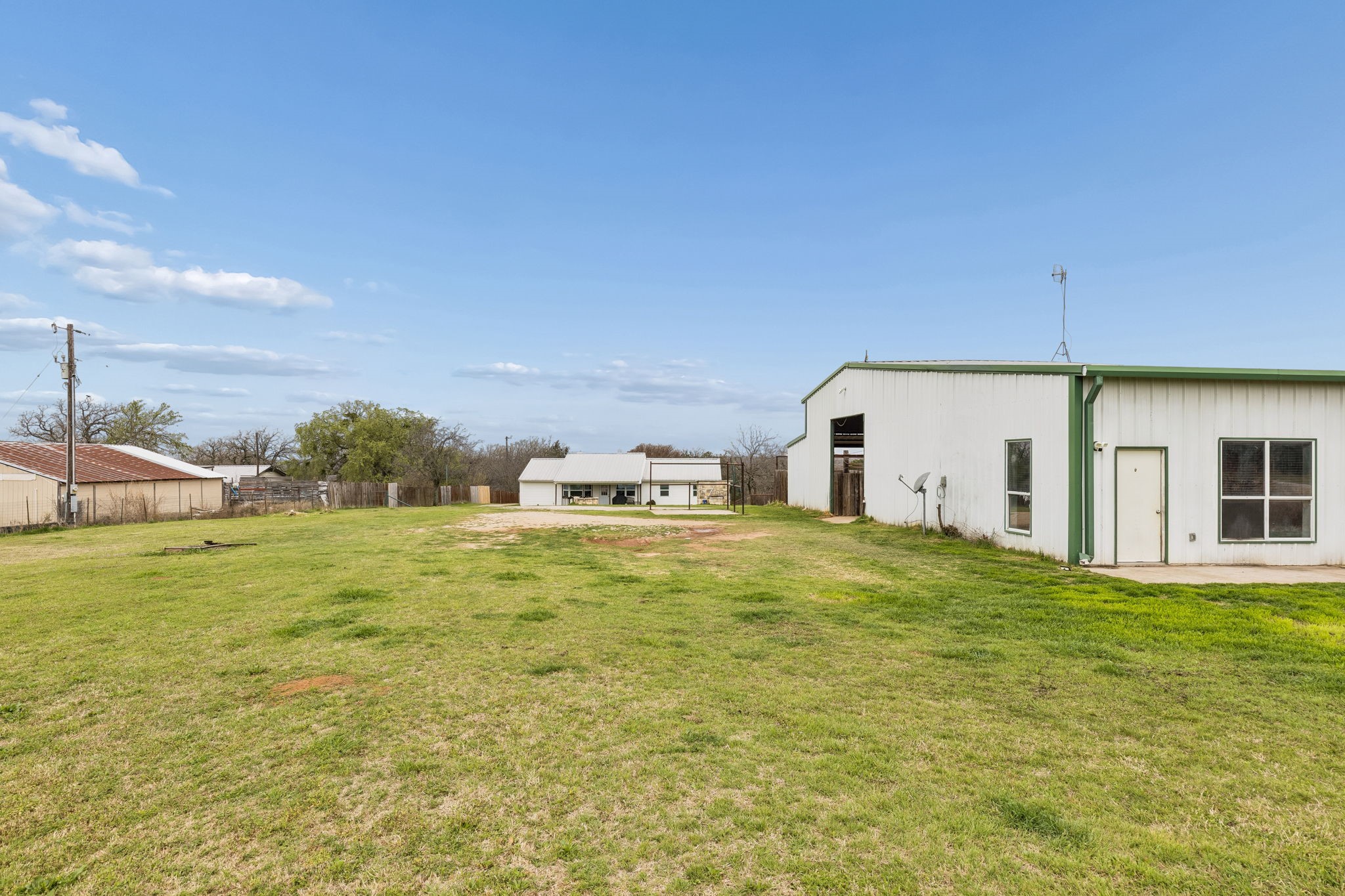 1087 County Road 2395 Alvord TX 76225