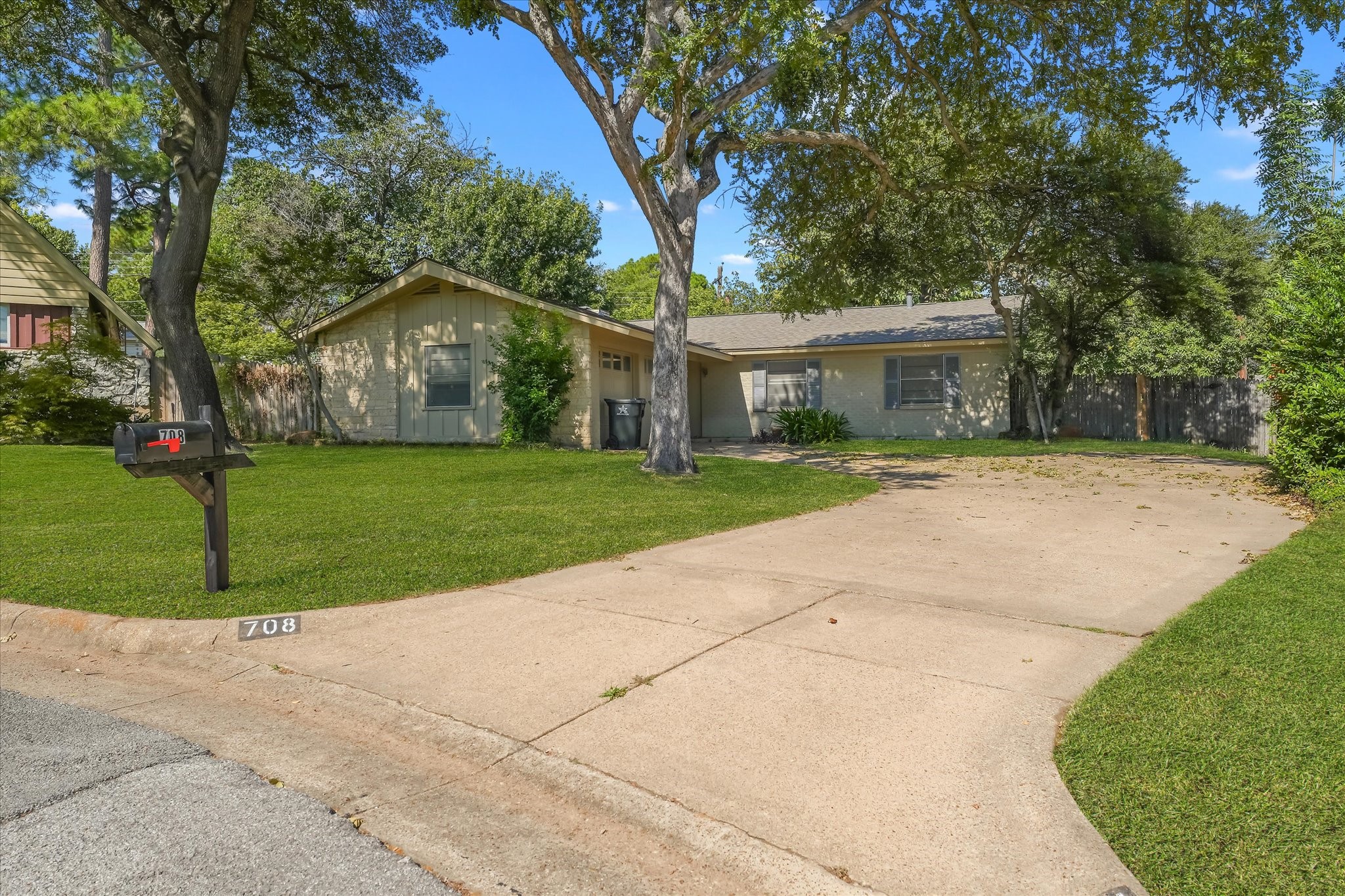708 Bowen Court Arlington TX 76012