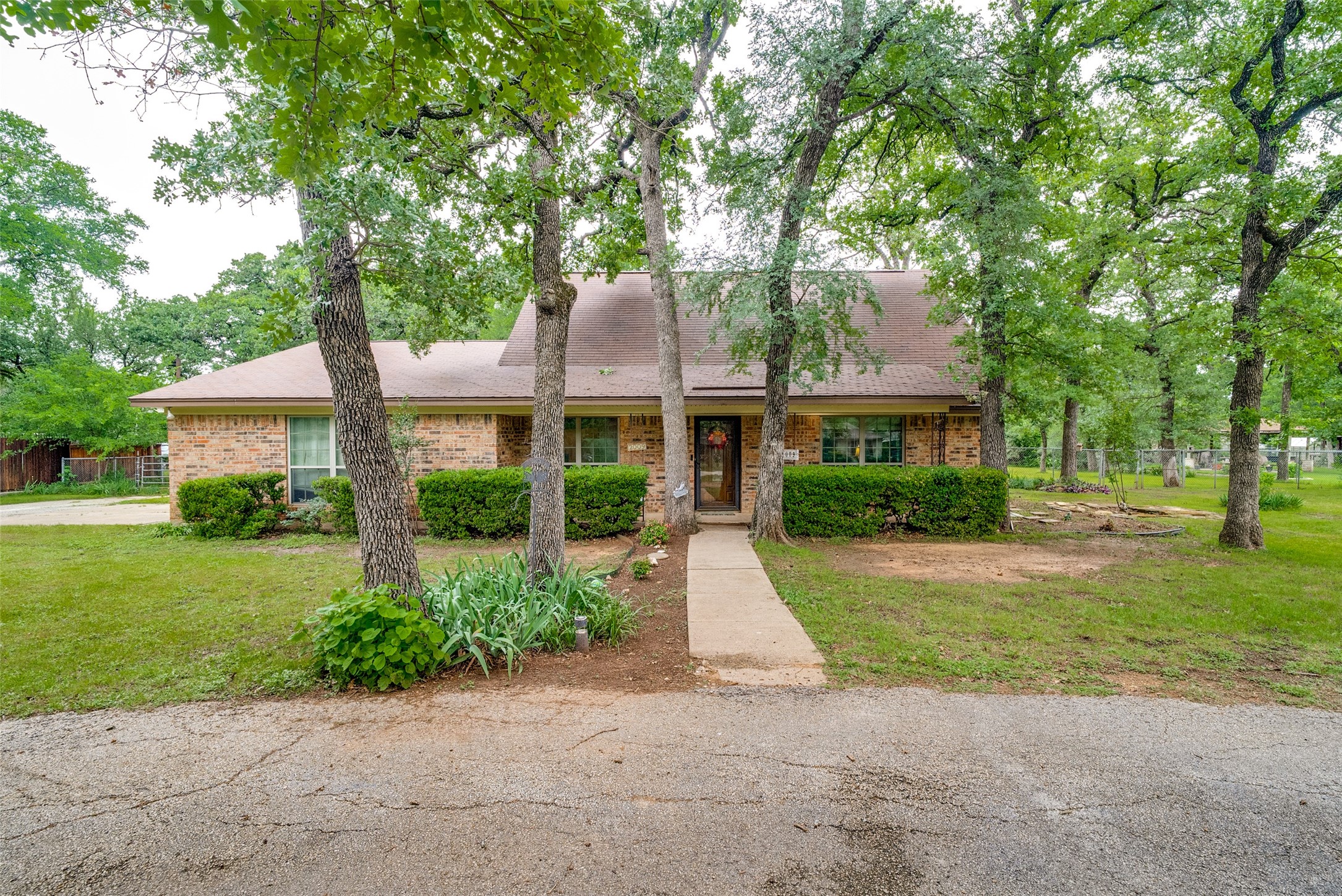 2009 Thousand Oaks Drive Burleson TX 76028